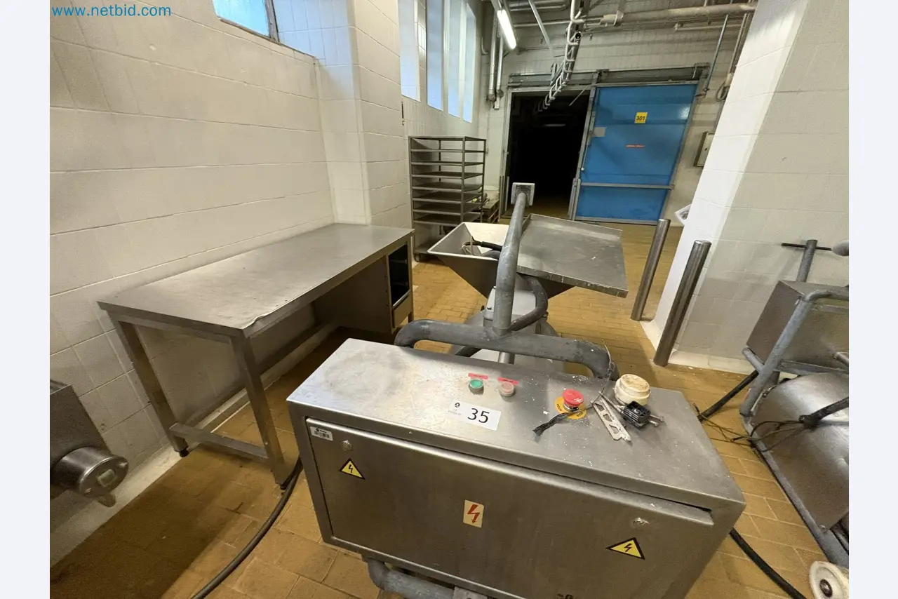 Meat and poultry processing machinery and equipment
-1