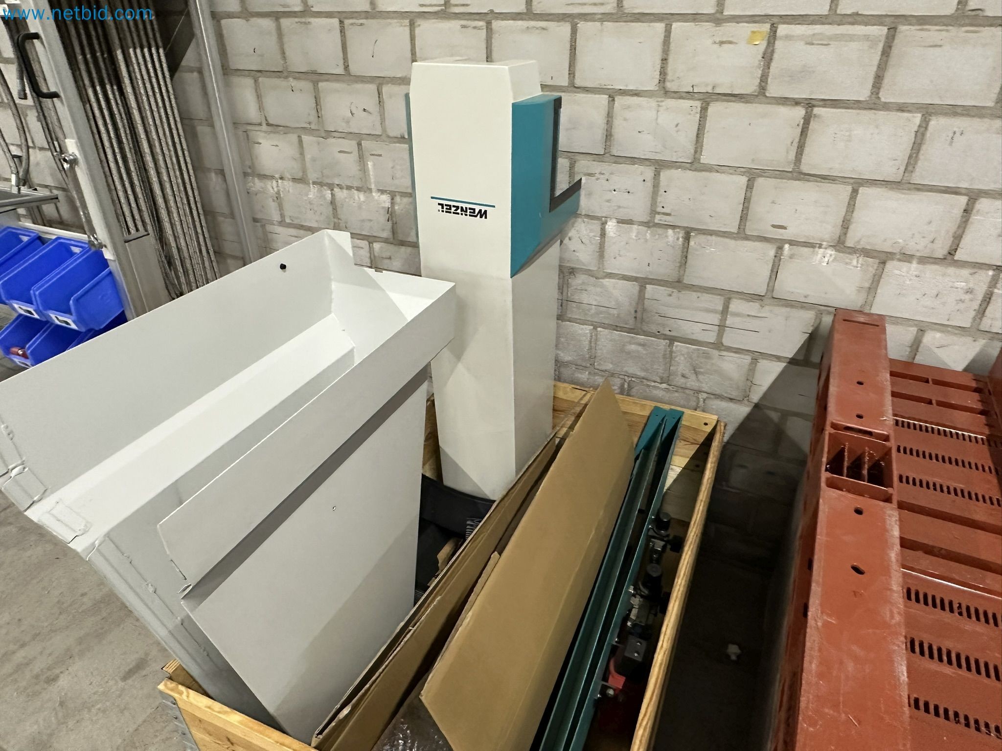 Vstřikovací lisy a 3D souřadnicové měřicí stroje-16