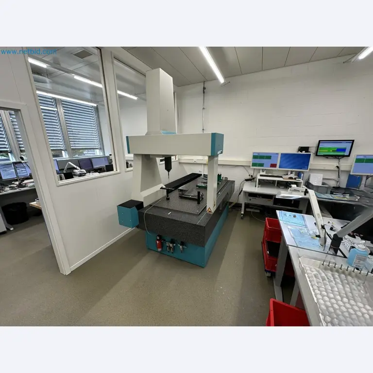 Vstřikovací lisy a 3D souřadnicové měřicí stroje-1