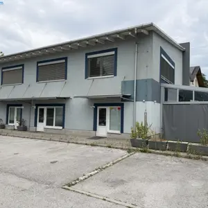 Property with commercial building, restaurant, and garage /Online auction with incremental reduction of the starting price