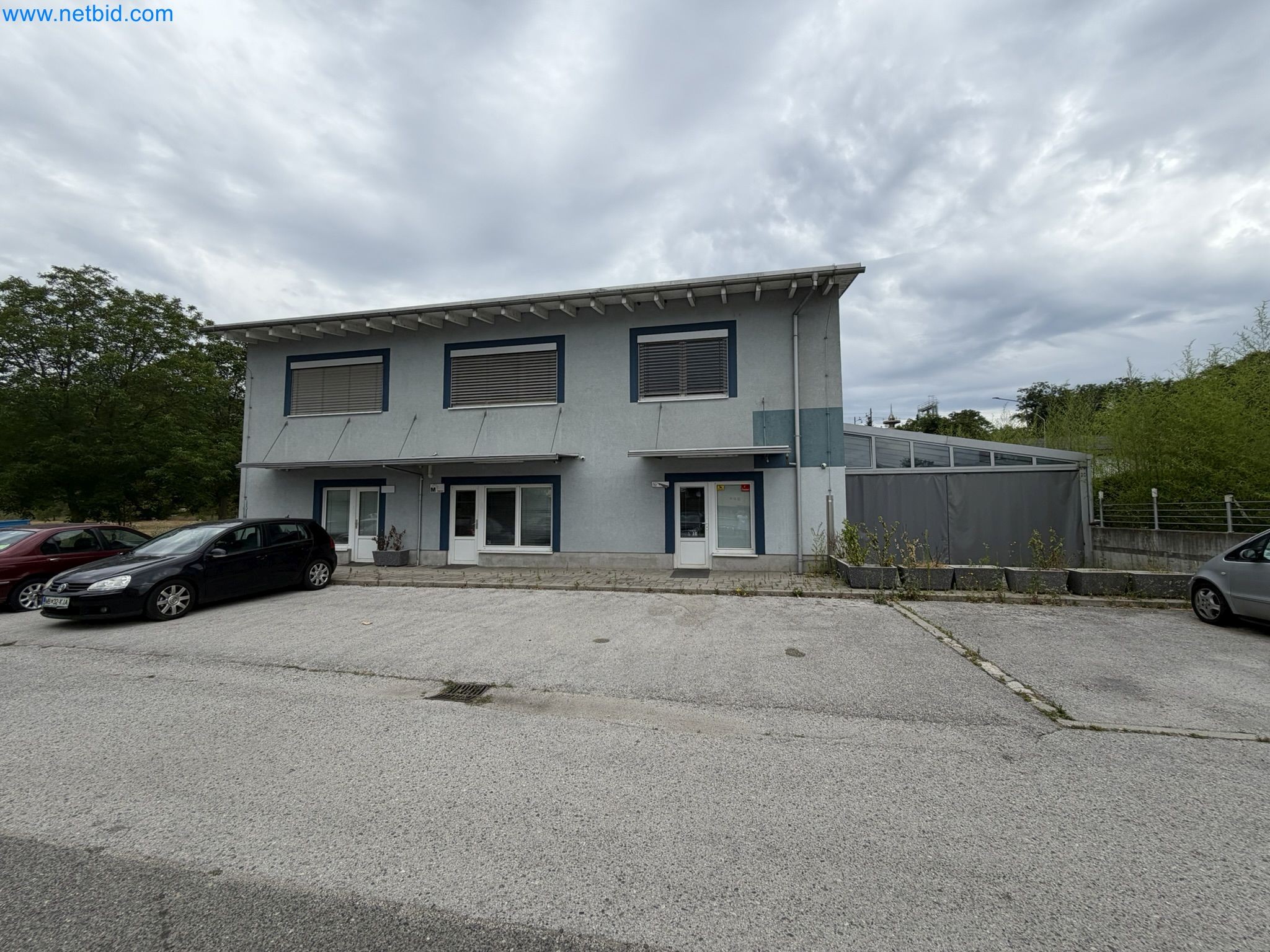 Property with commercial building, restaurant, and garage /
Online auction with incremental reduction of the starting price-12