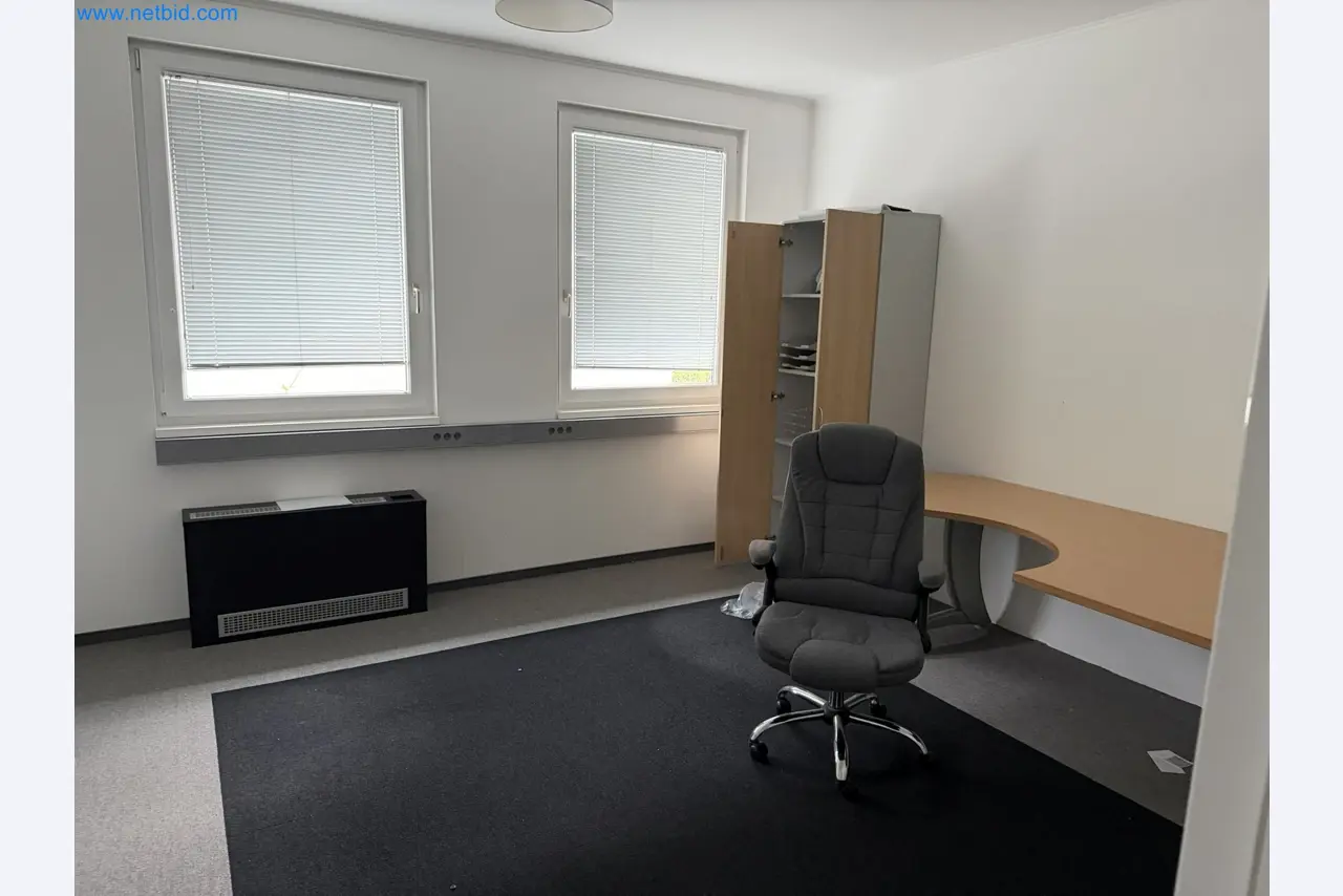 Property with commercial building, restaurant, and garage /
Online auction with incremental reduction of the starting price-16