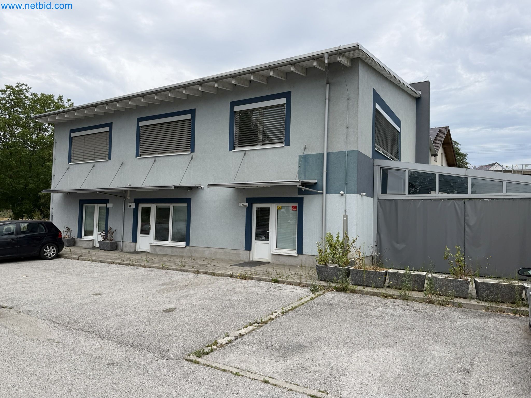 Property with commercial building, restaurant, and garage /
Online auction with incremental reduction of the starting price-1