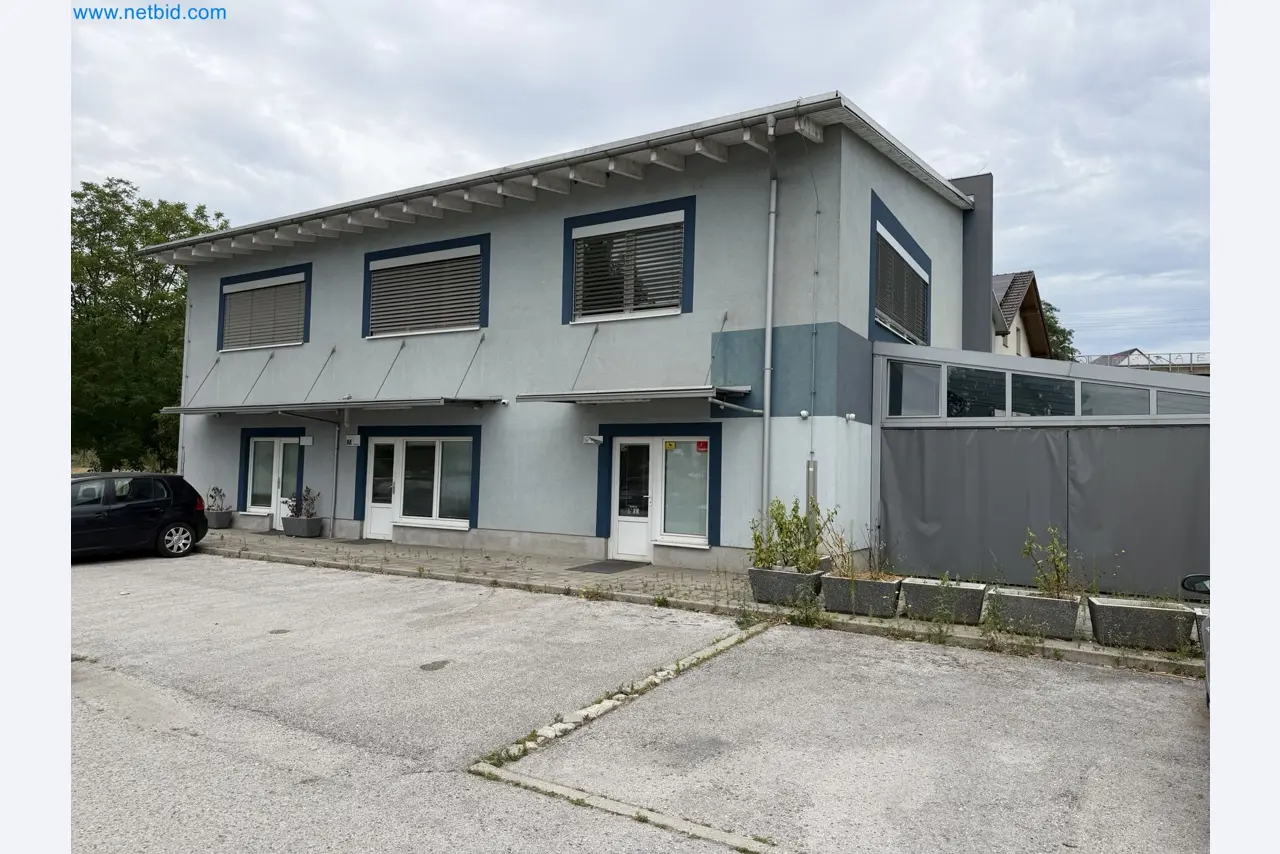 Property with commercial building, restaurant, and garage /
Online auction with incremental reduction of the starting price-1