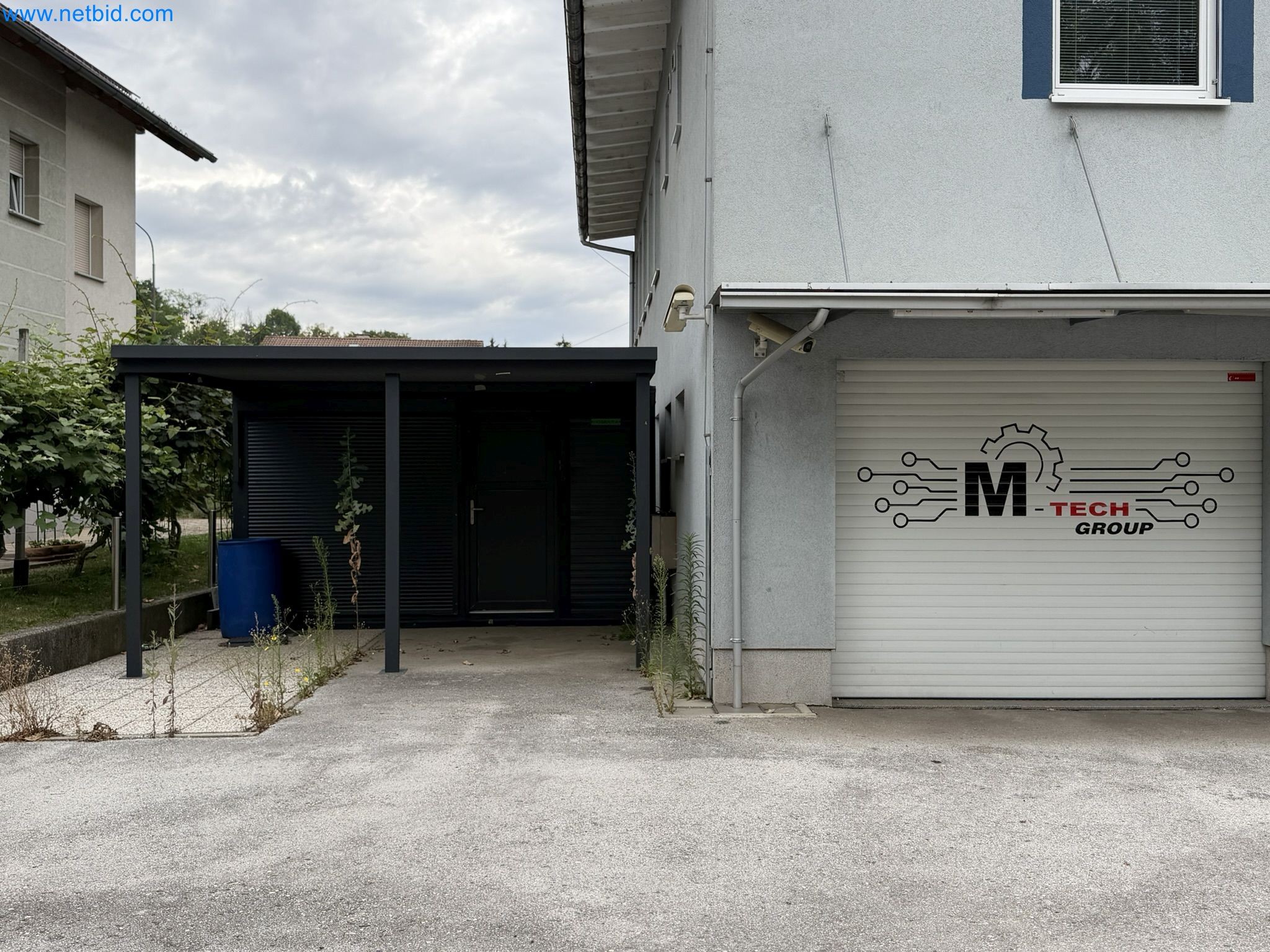 Property with commercial building, restaurant, and garage /
Online auction with incremental reduction of the starting price-25