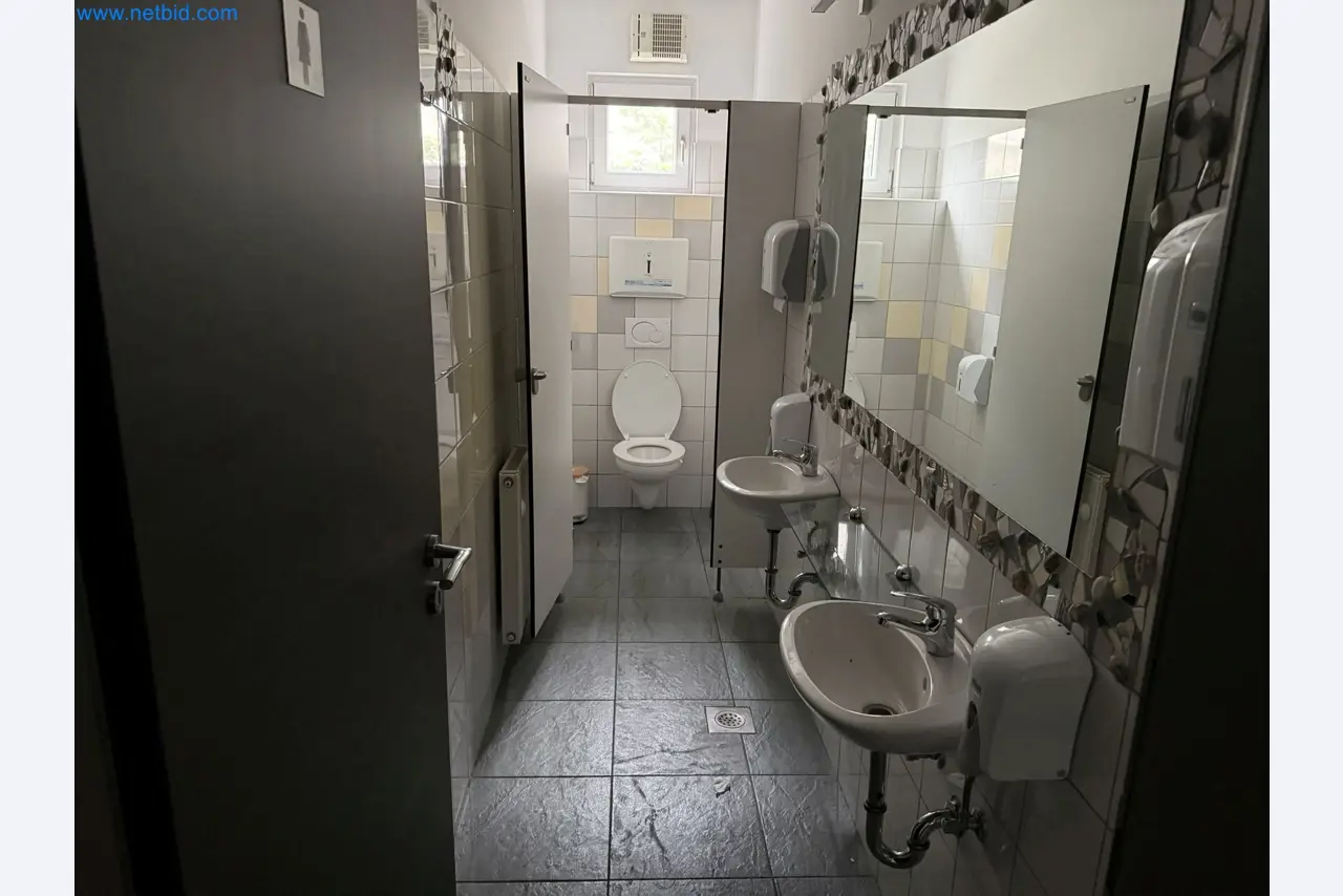Property with commercial building, restaurant, and garage /
Online auction with incremental reduction of the starting price-28