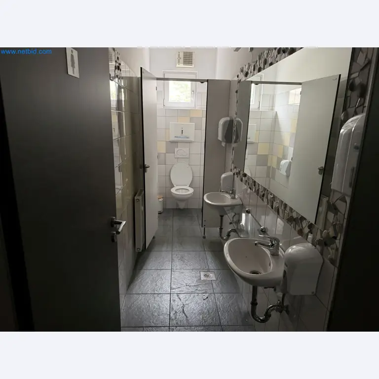 Property with commercial building, restaurant, and garage /
Online auction with incremental reduction of the starting price-28