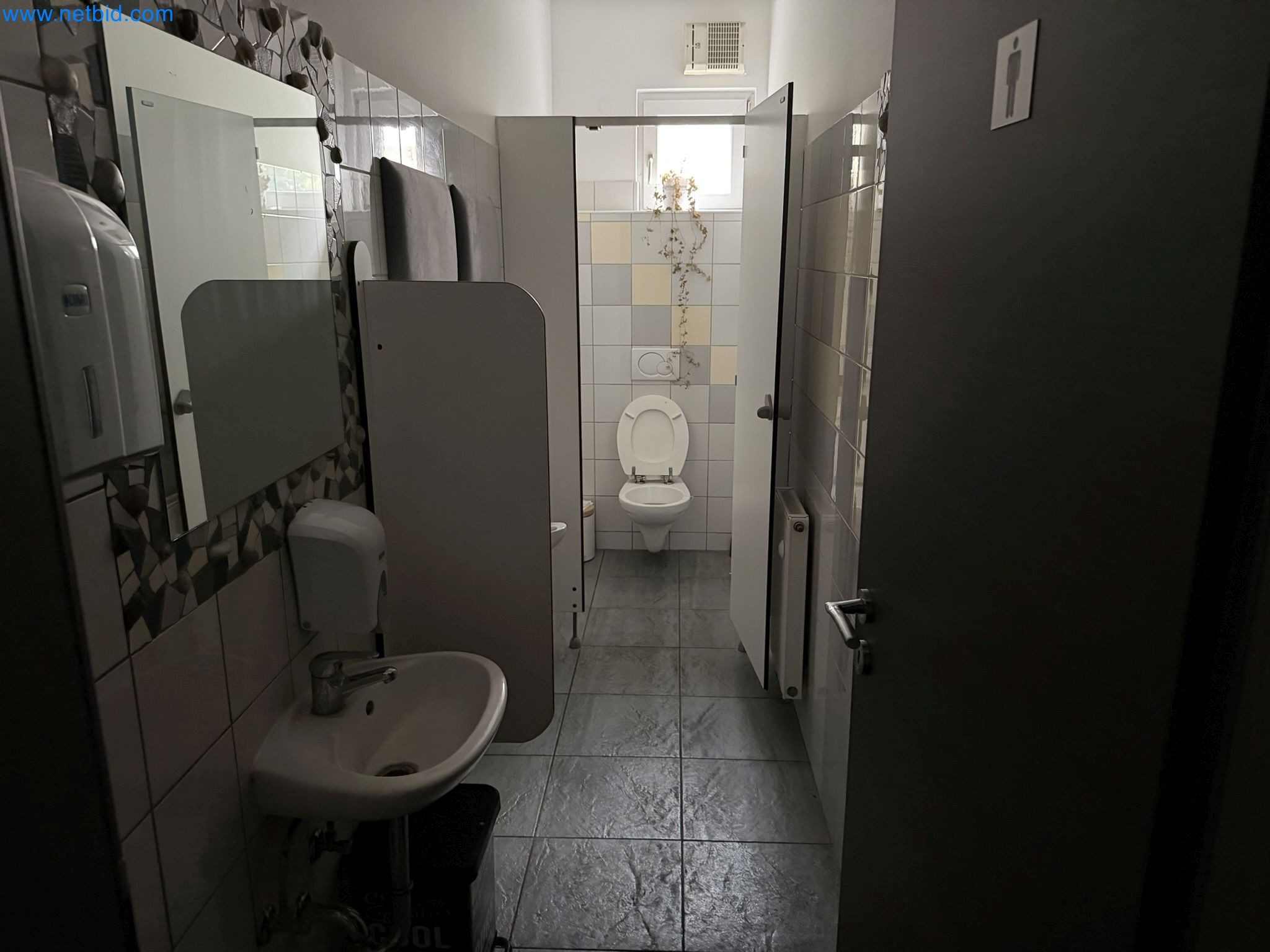 Property with commercial building, restaurant, and garage /
Online auction with incremental reduction of the starting price-29