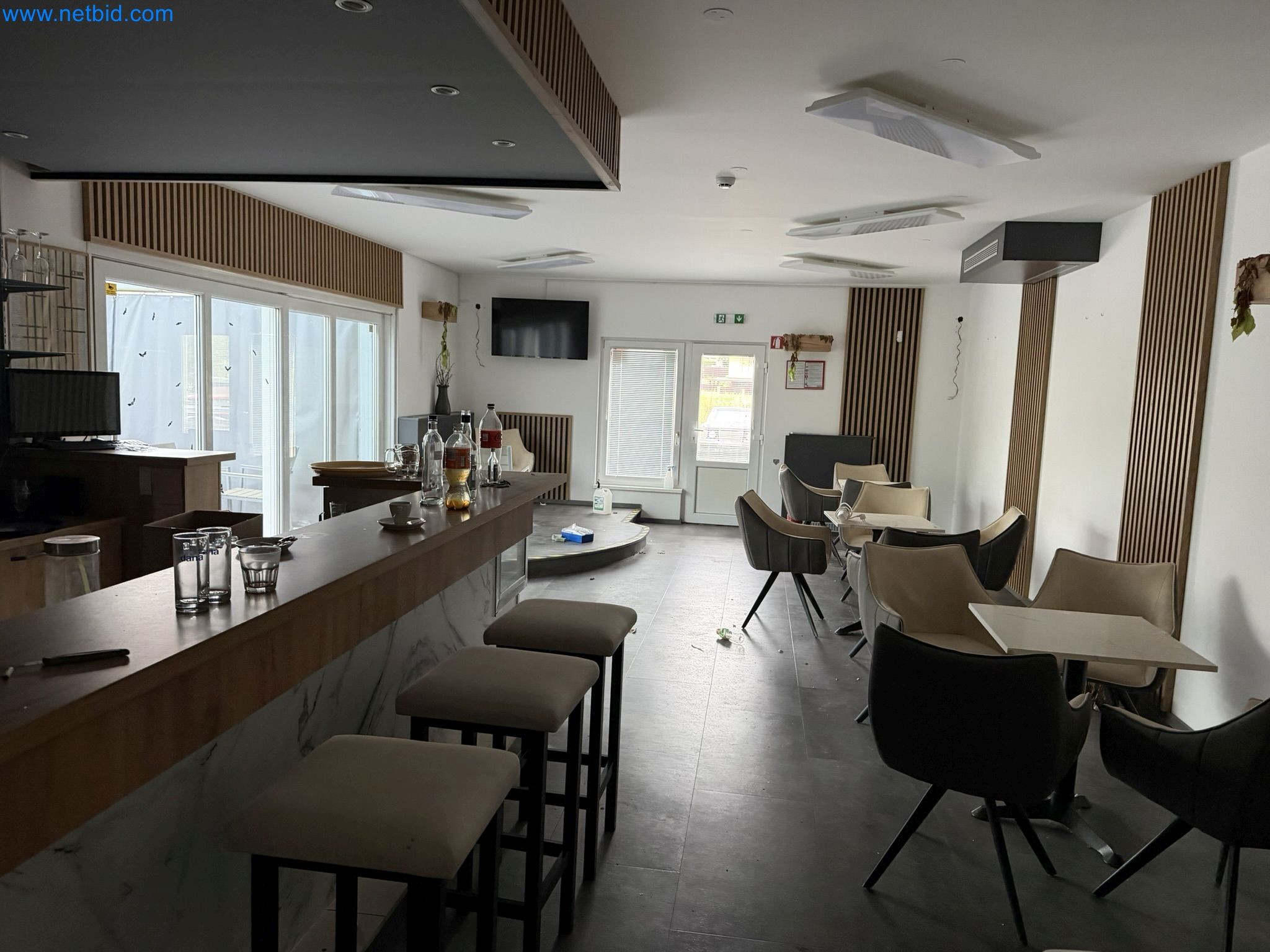 Property with commercial building, restaurant, and garage /
Online auction with incremental reduction of the starting price-2