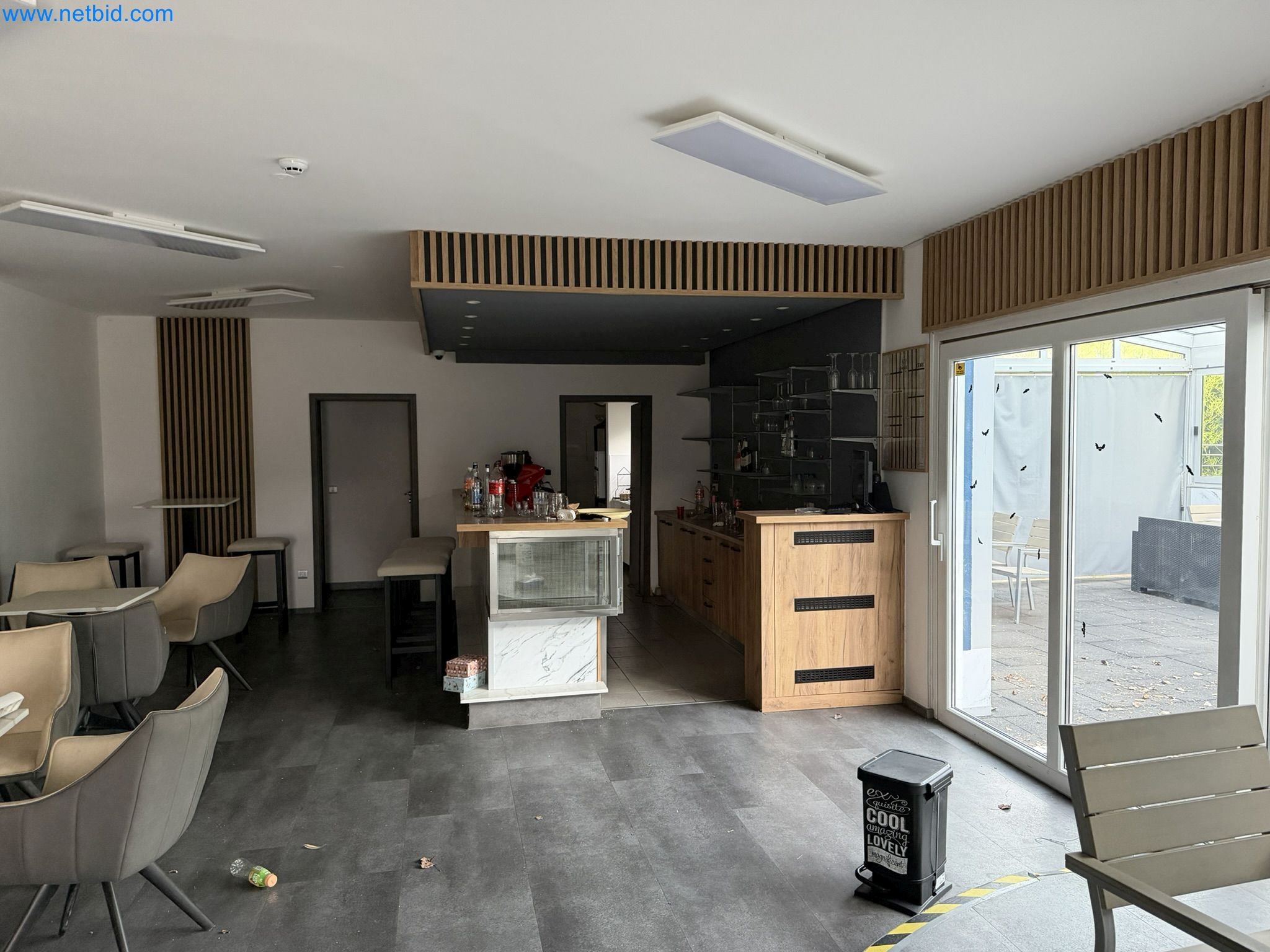 Property with commercial building, restaurant, and garage /
Online auction with incremental reduction of the starting price-4