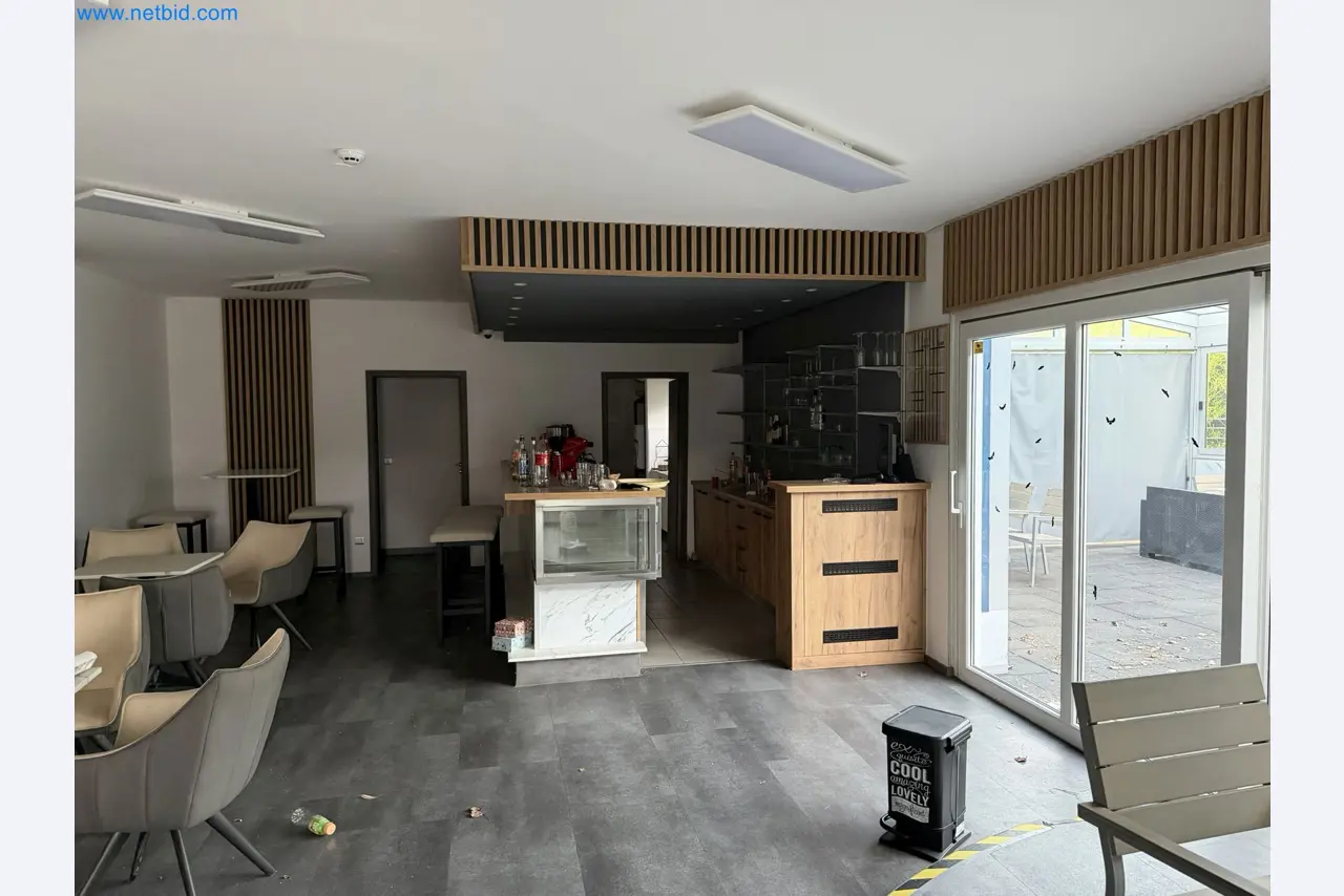 Property with commercial building, restaurant, and garage /
Online auction with incremental reduction of the starting price-4
