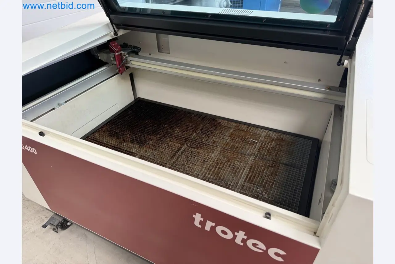 Laser engraving machine for use in the promotional products industry, the automotive industry, mechanical engineering, and personalization-29