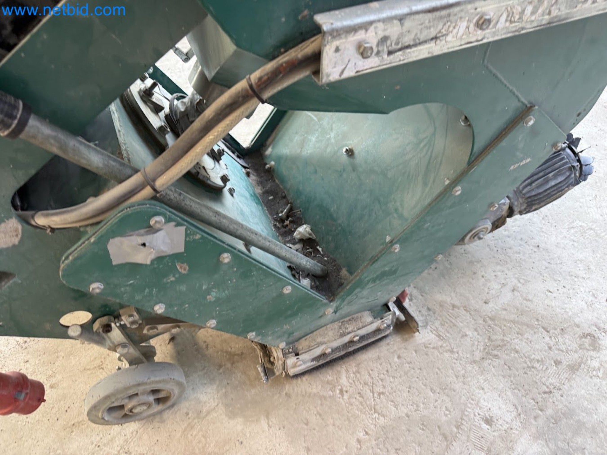 Versatile shot blasting machine with a matching extraction system-10