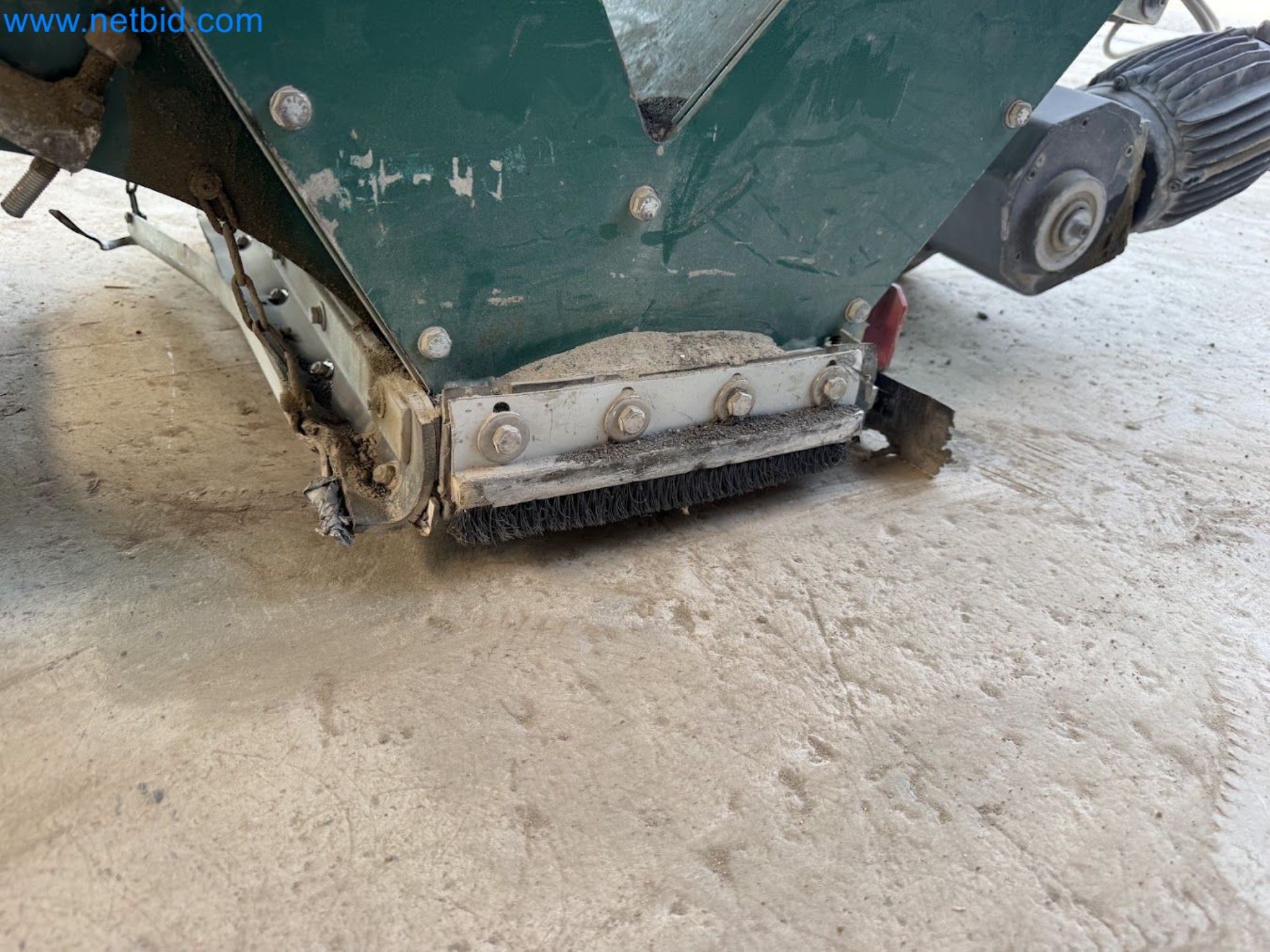 Versatile shot blasting machine with a matching extraction system-11