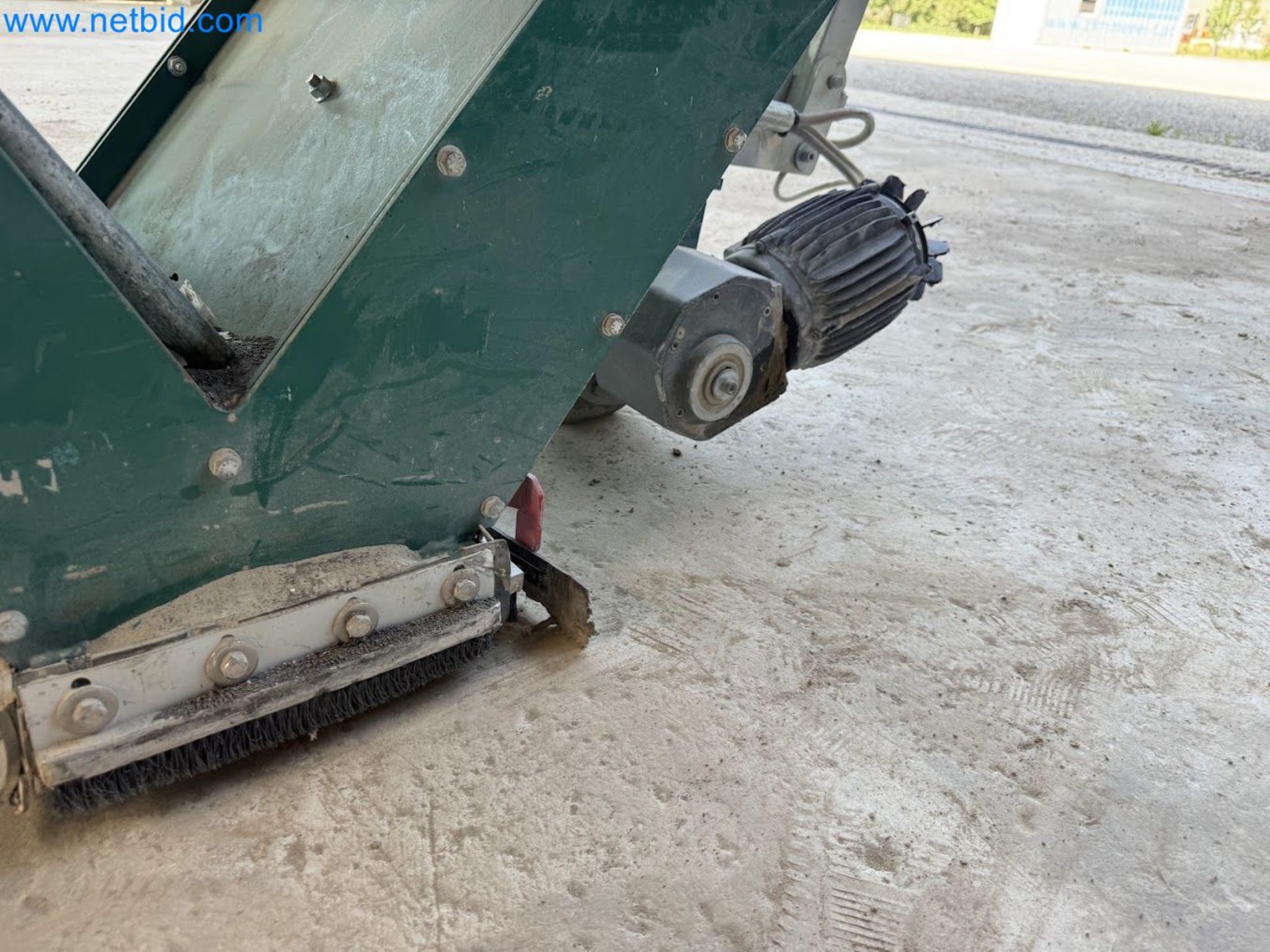 Versatile shot blasting machine with a matching extraction system-12