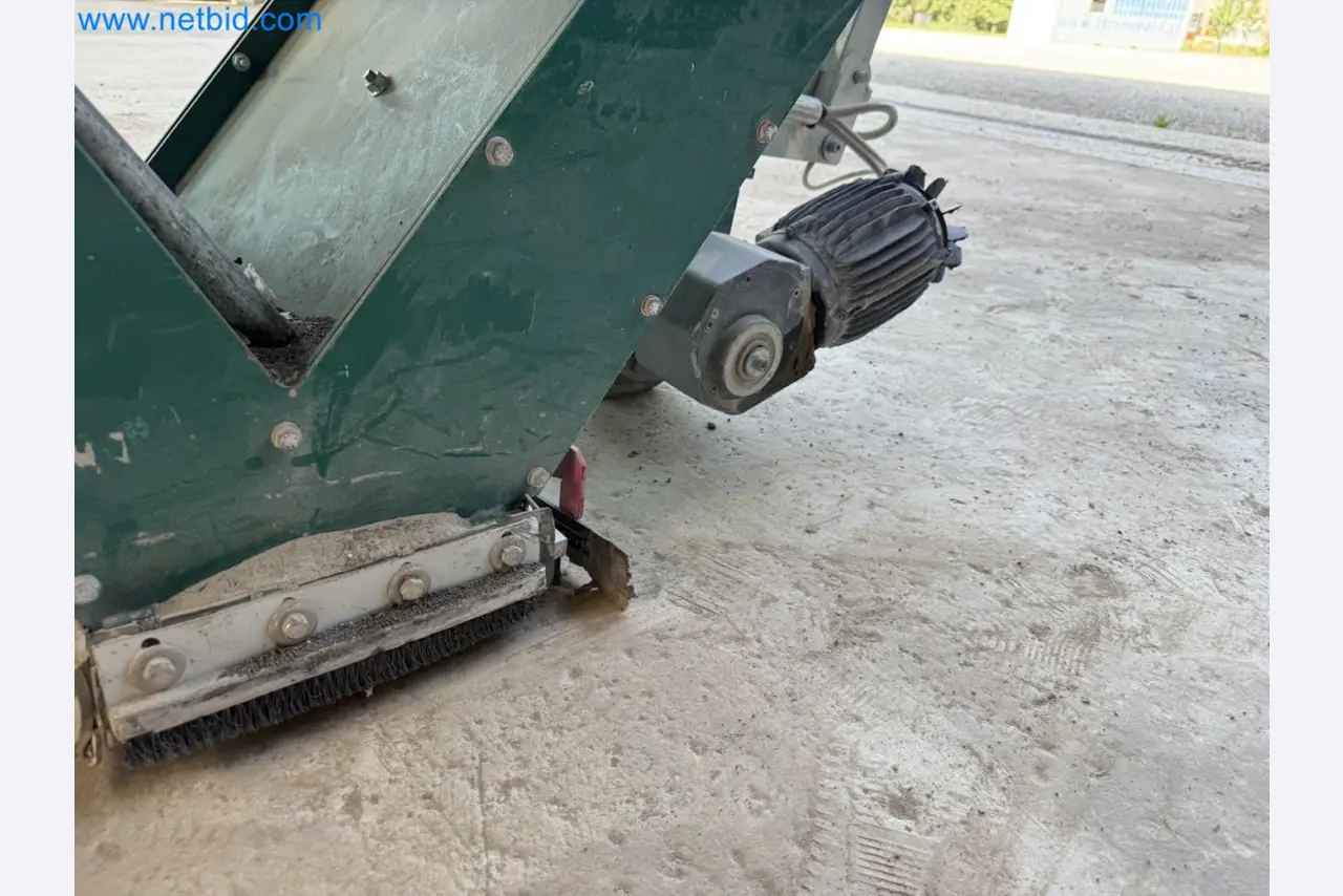 Versatile shot blasting machine with a matching extraction system-12