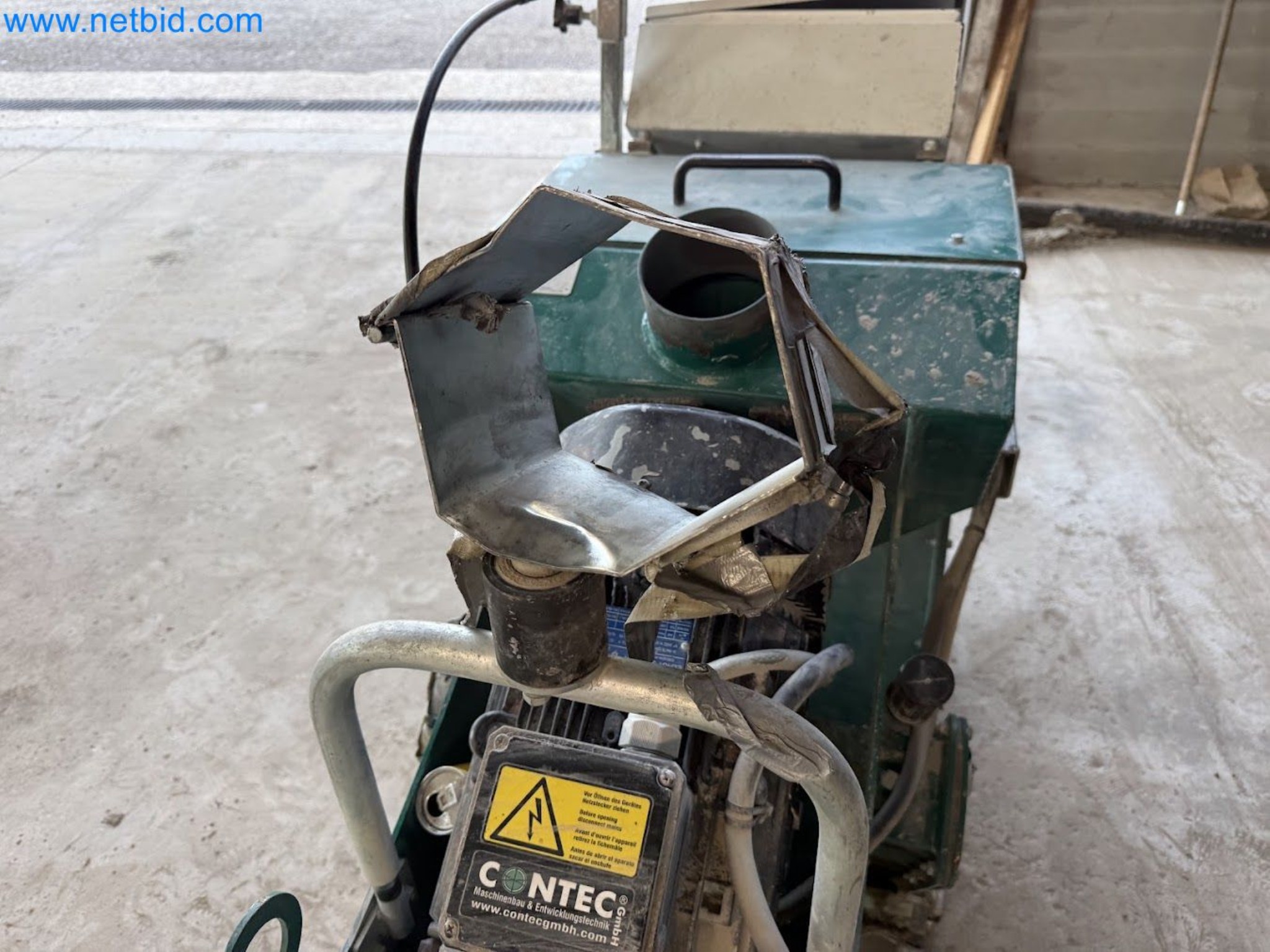 Versatile shot blasting machine with a matching extraction system-14