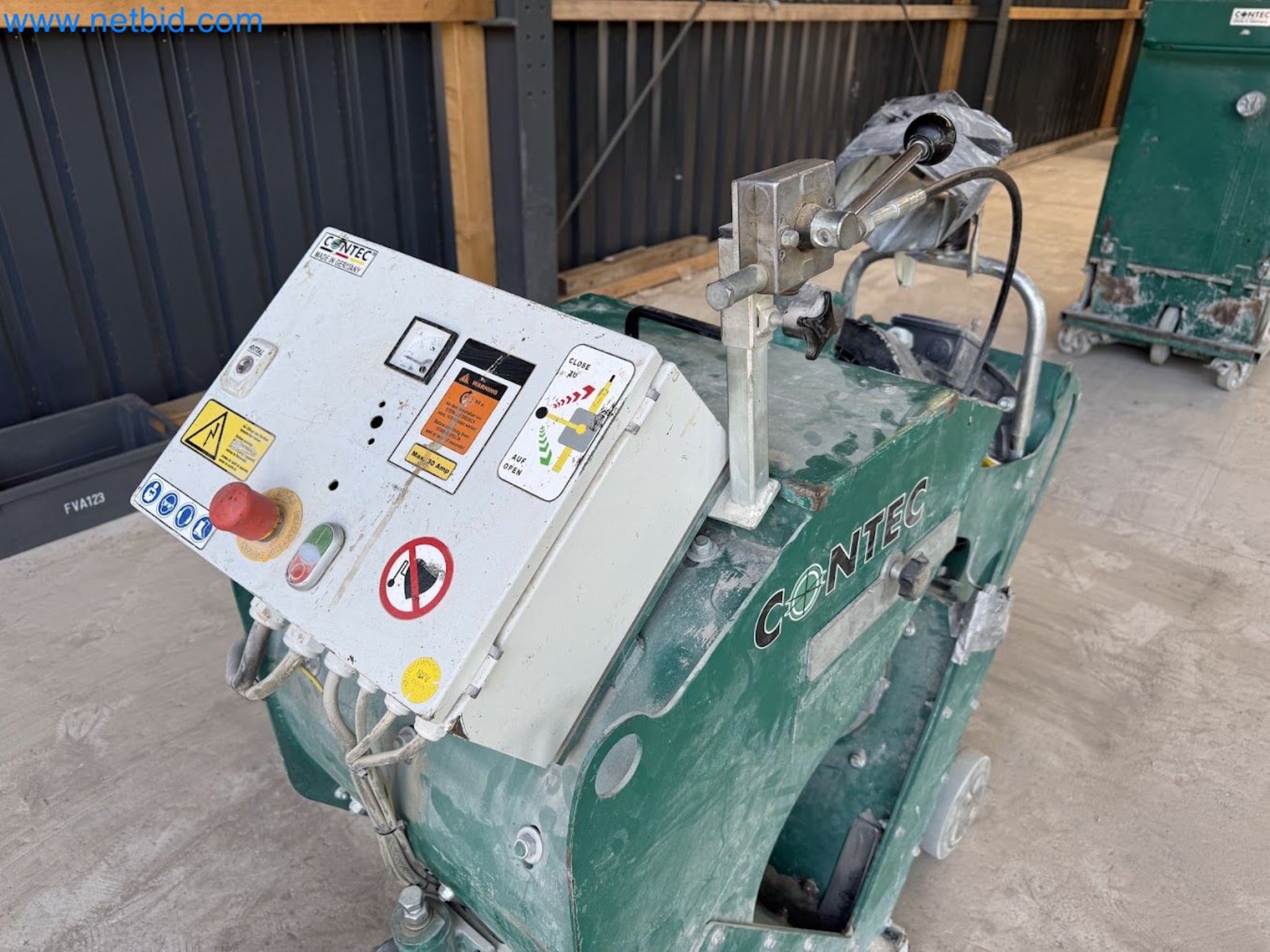 Versatile shot blasting machine with a matching extraction system-16