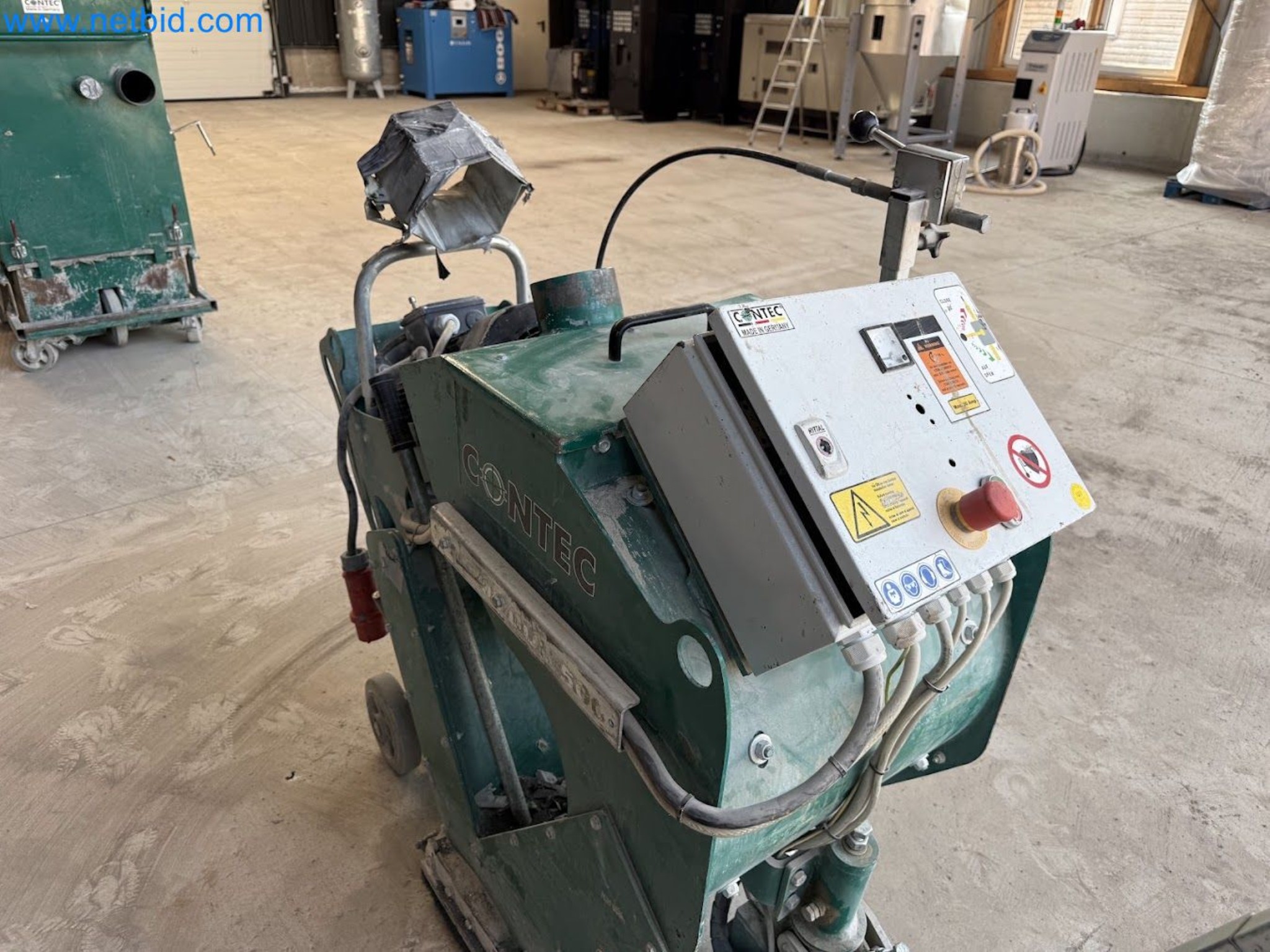 Versatile shot blasting machine with a matching extraction system-17