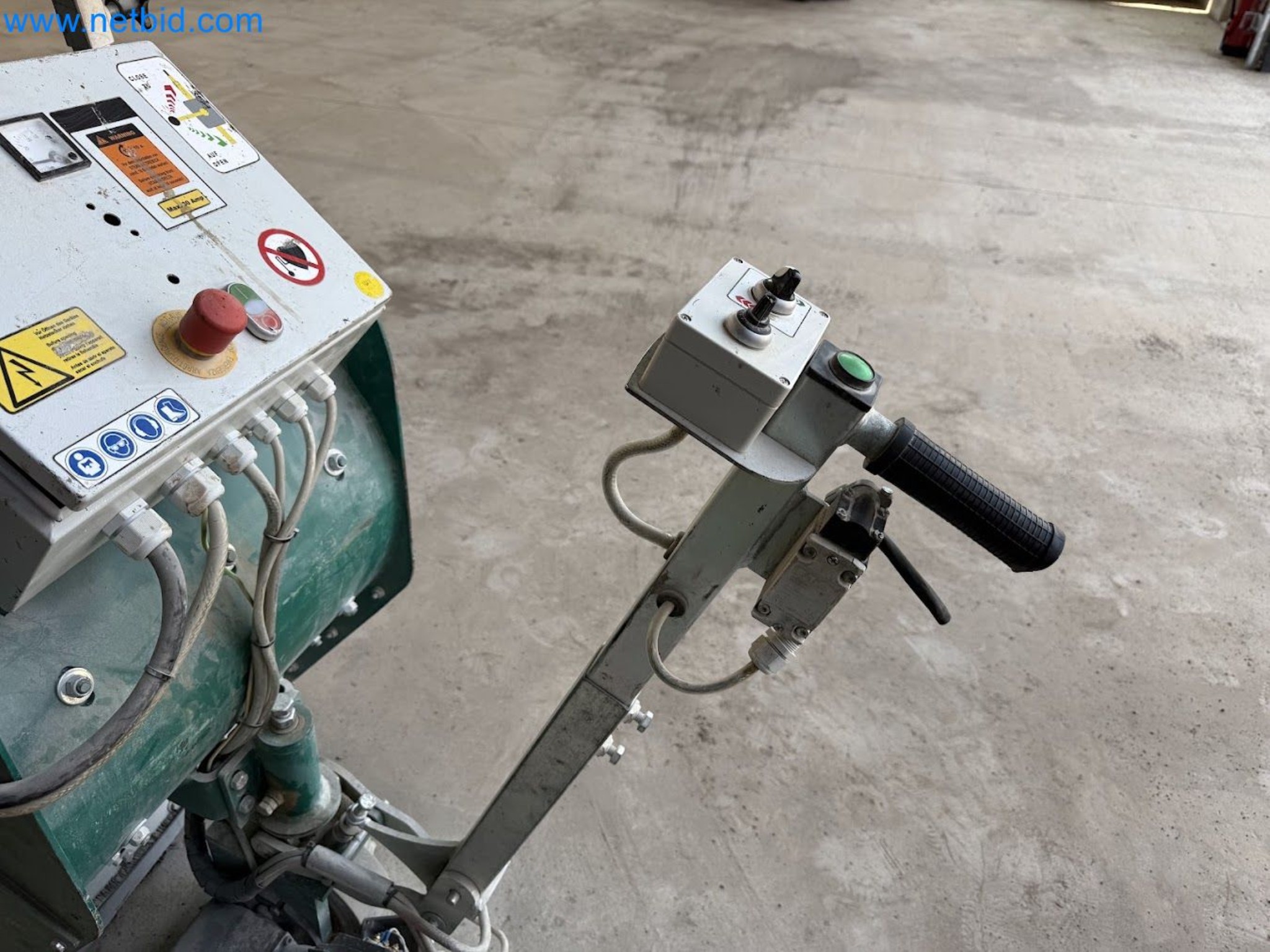 Versatile shot blasting machine with a matching extraction system-18