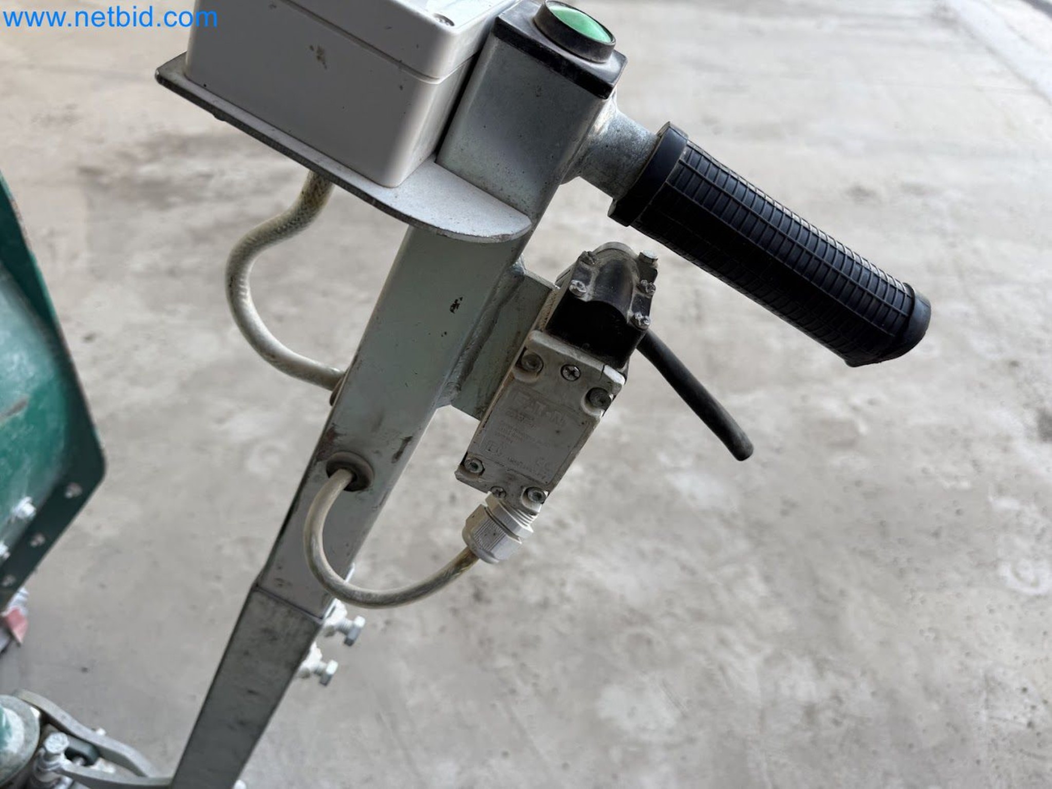 Versatile shot blasting machine with a matching extraction system-19