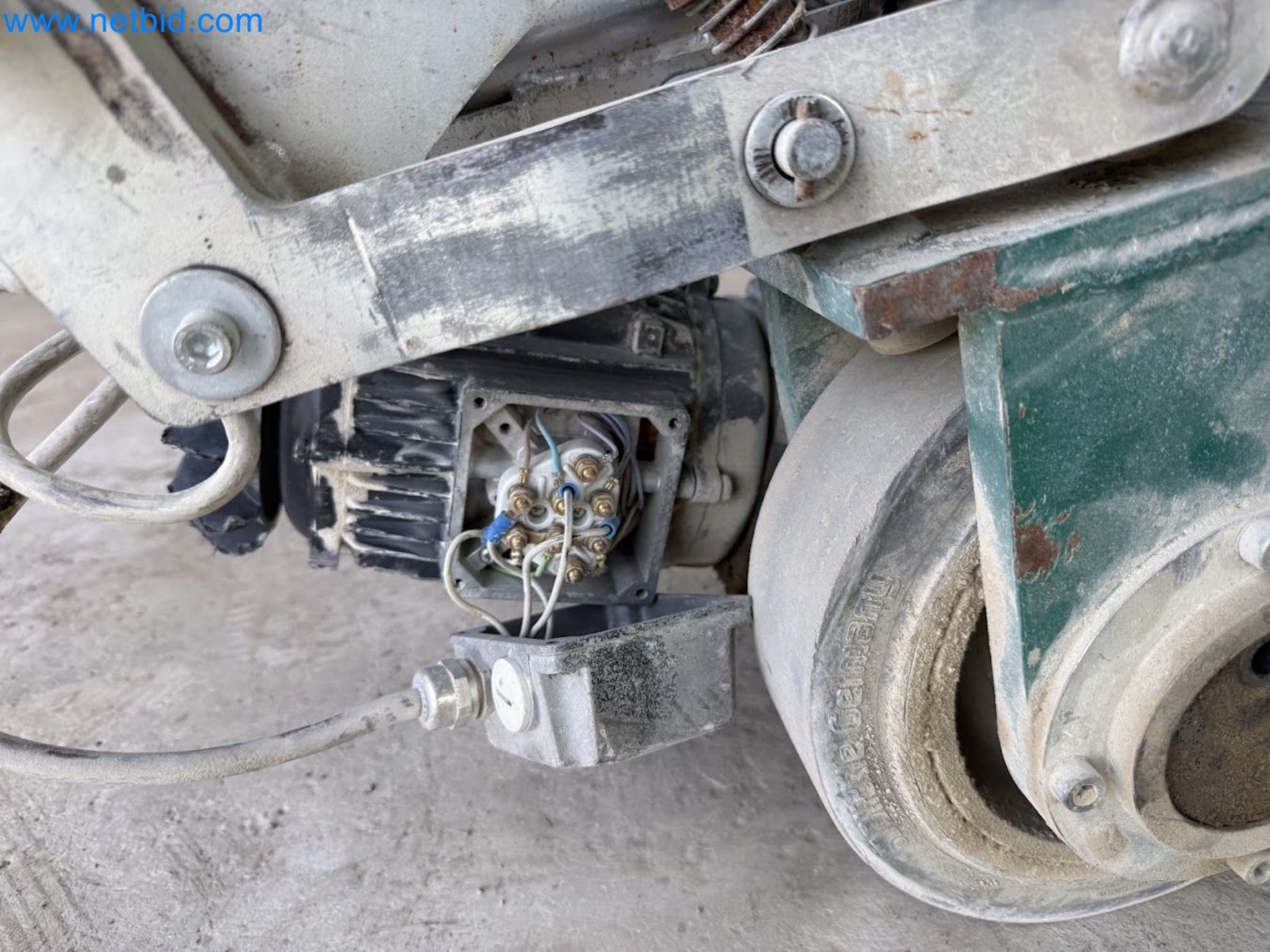 Versatile shot blasting machine with a matching extraction system-21