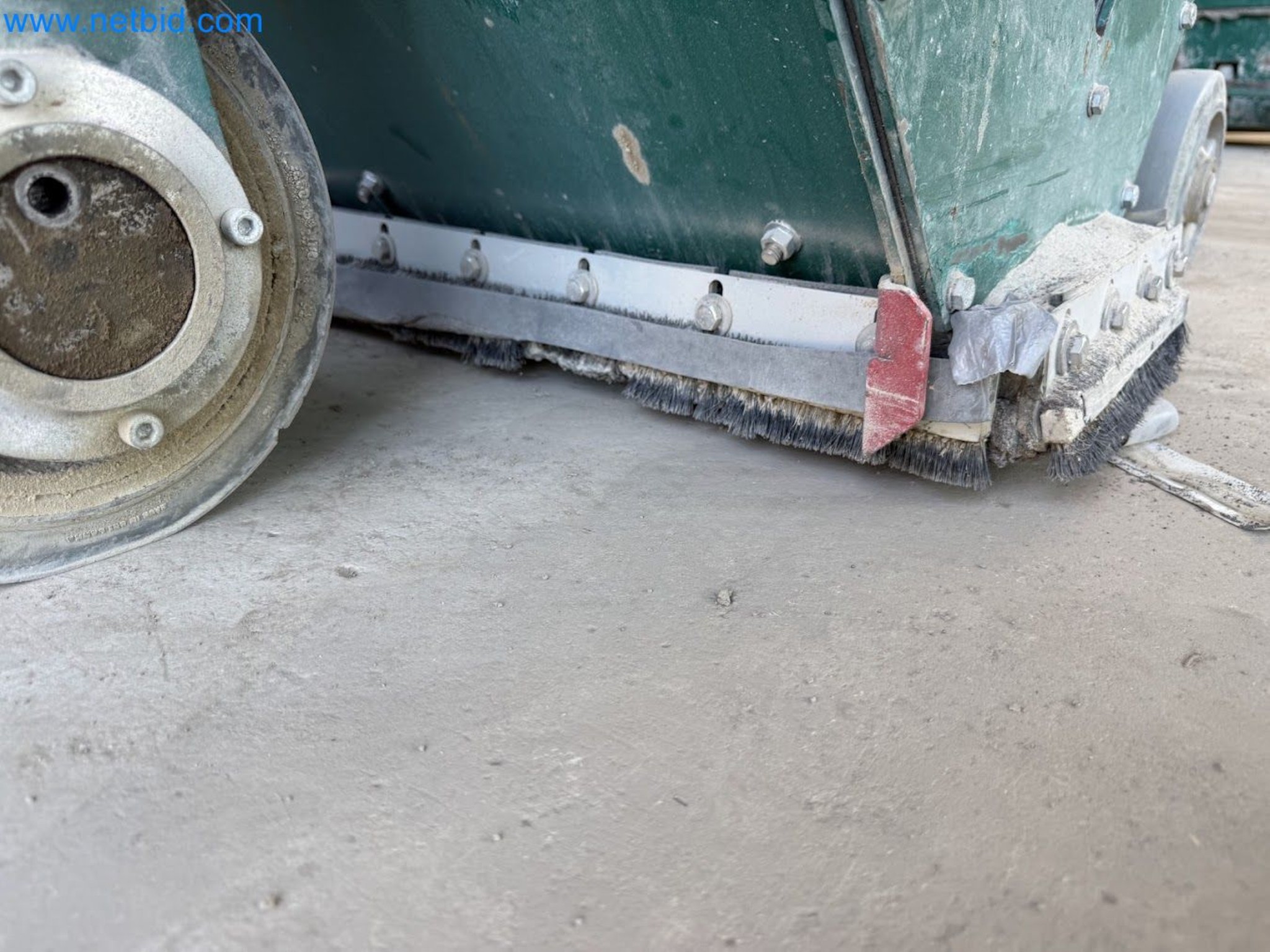 Versatile shot blasting machine with a matching extraction system-22