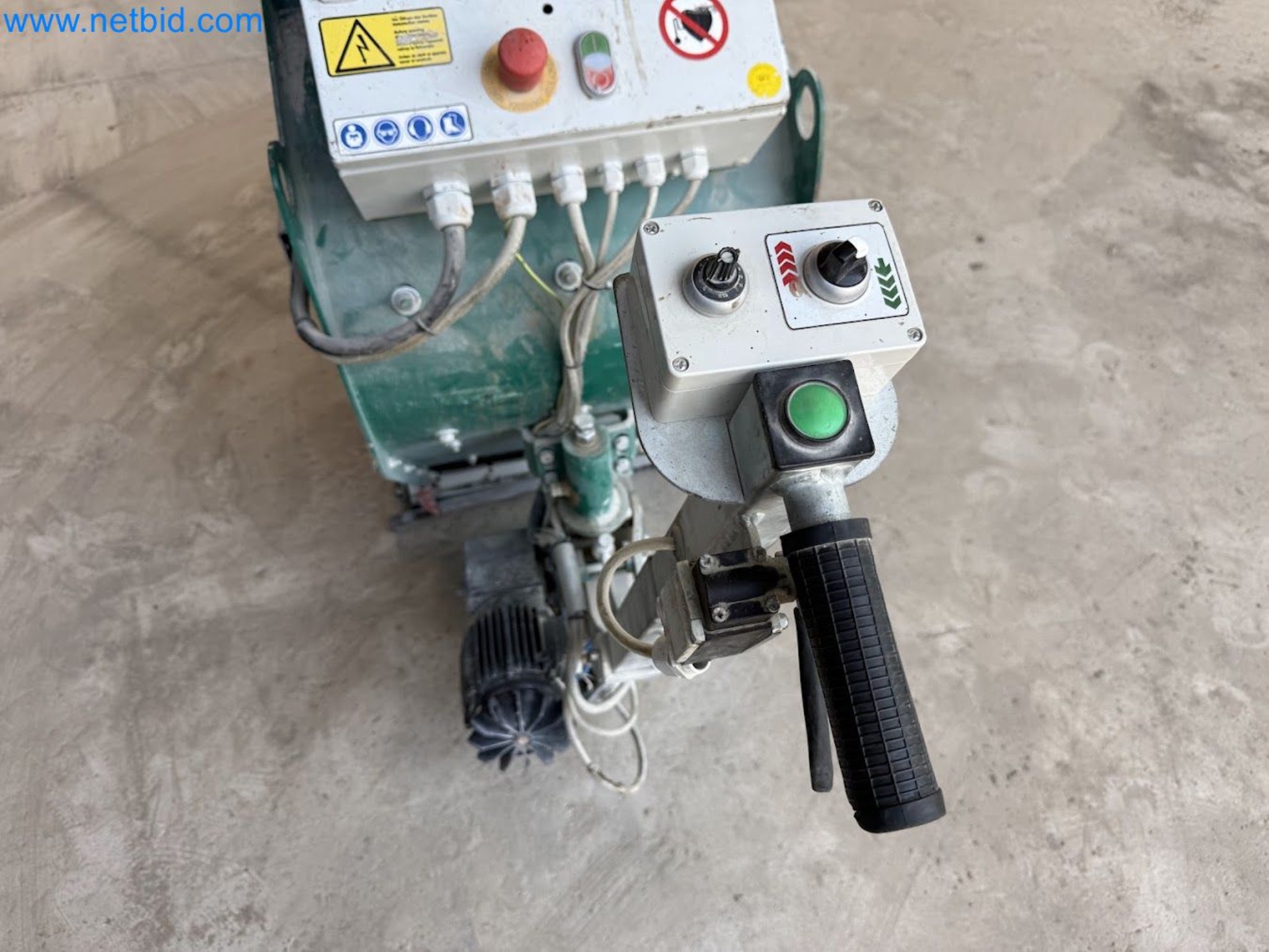 Versatile shot blasting machine with a matching extraction system-24