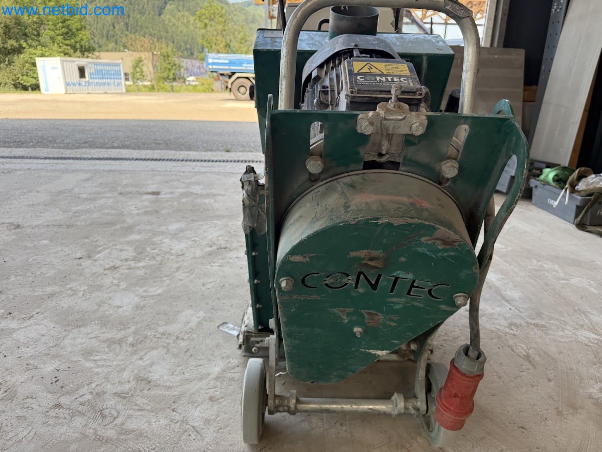 Versatile shot blasting machine with a matching extraction system-25