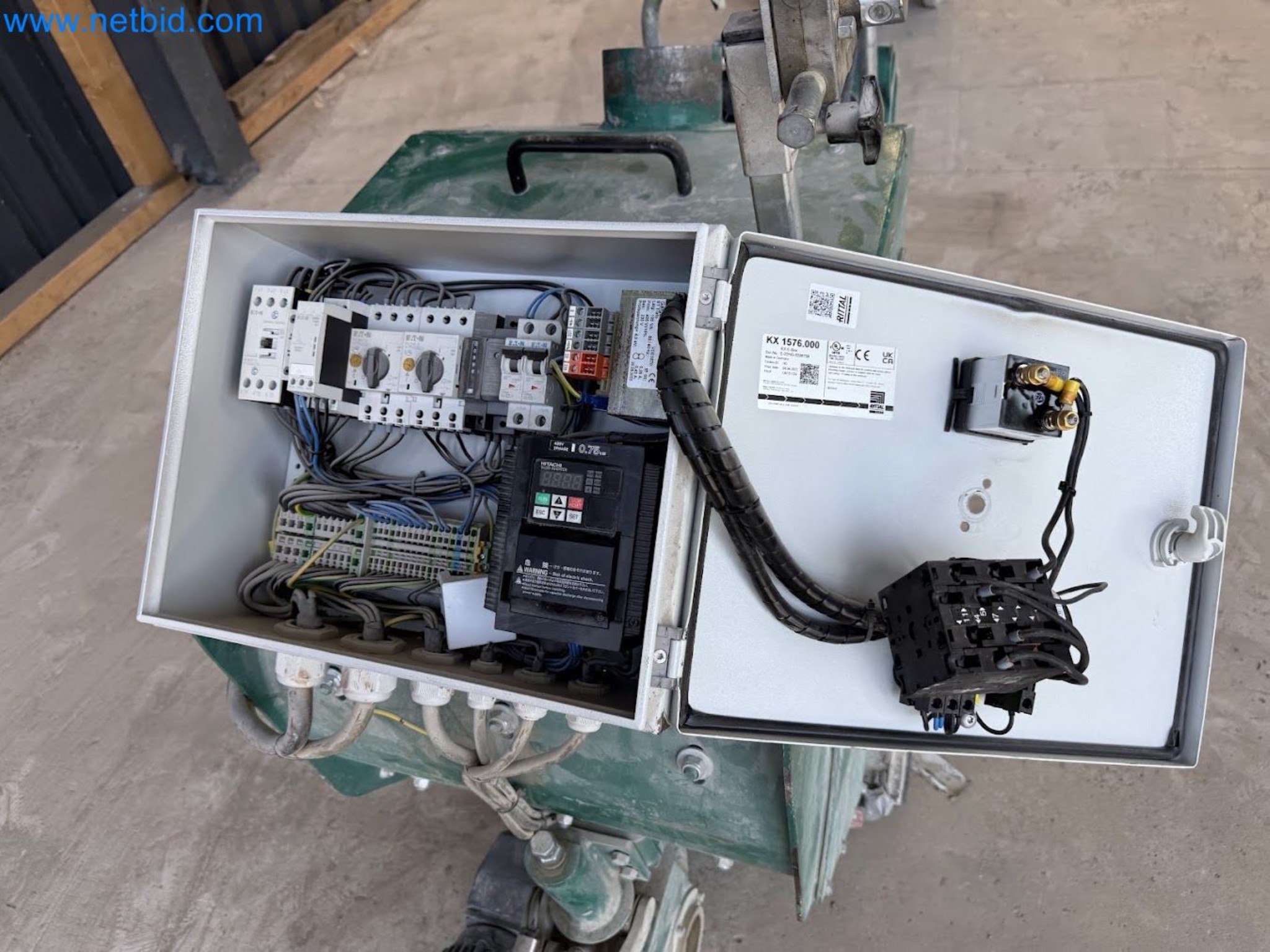 Versatile shot blasting machine with a matching extraction system-27