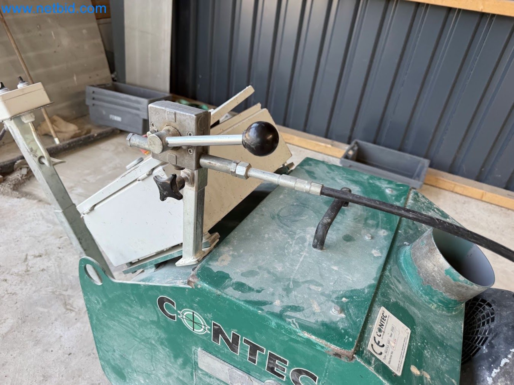 Versatile shot blasting machine with a matching extraction system-29