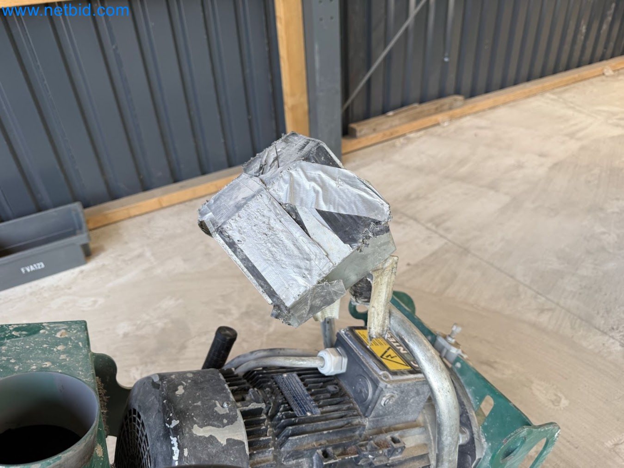Versatile shot blasting machine with a matching extraction system-30