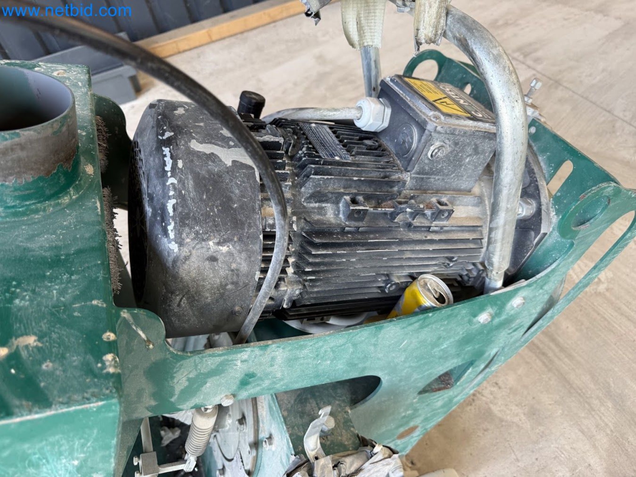 Versatile shot blasting machine with a matching extraction system-31