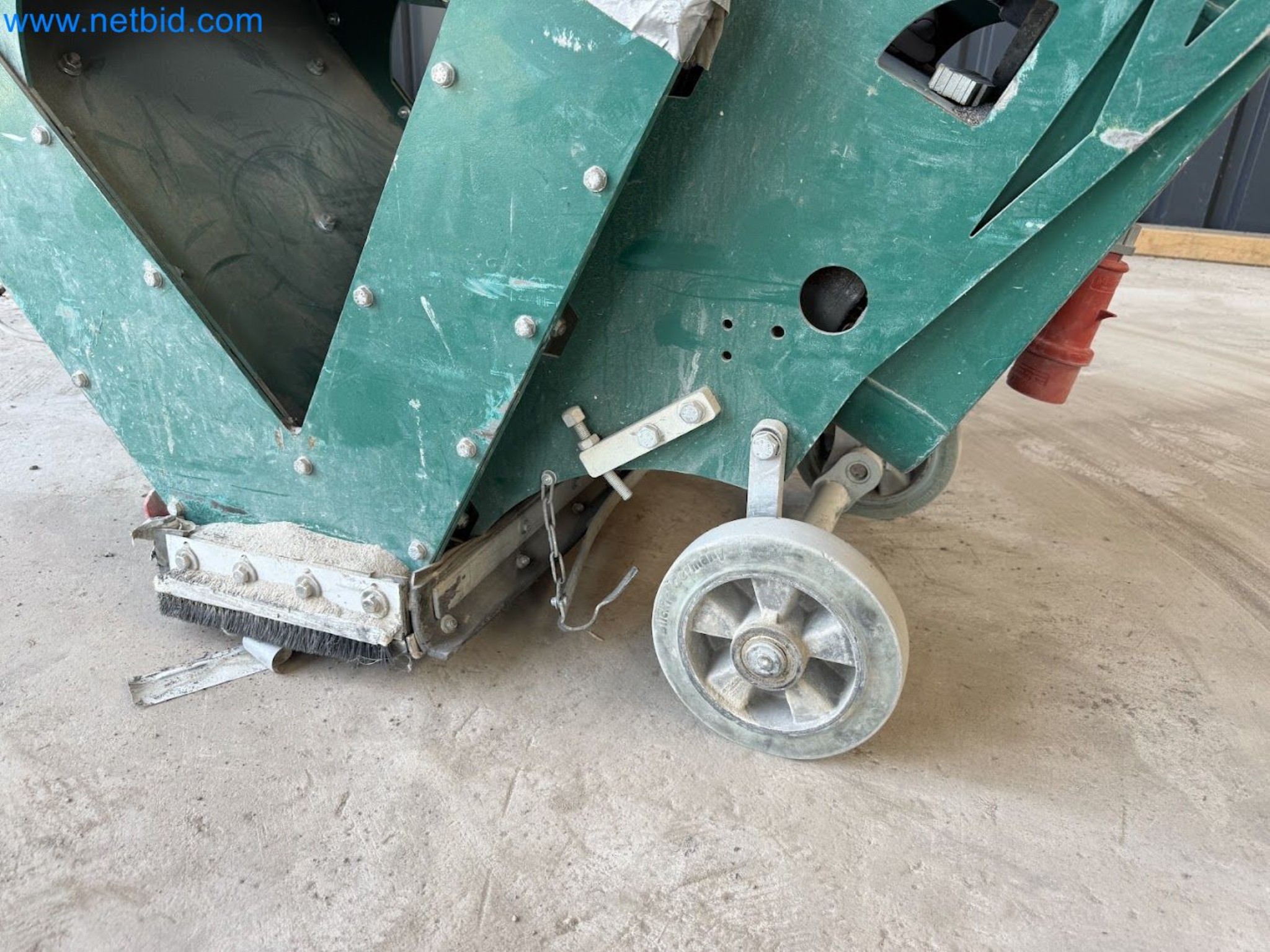 Versatile shot blasting machine with a matching extraction system-4