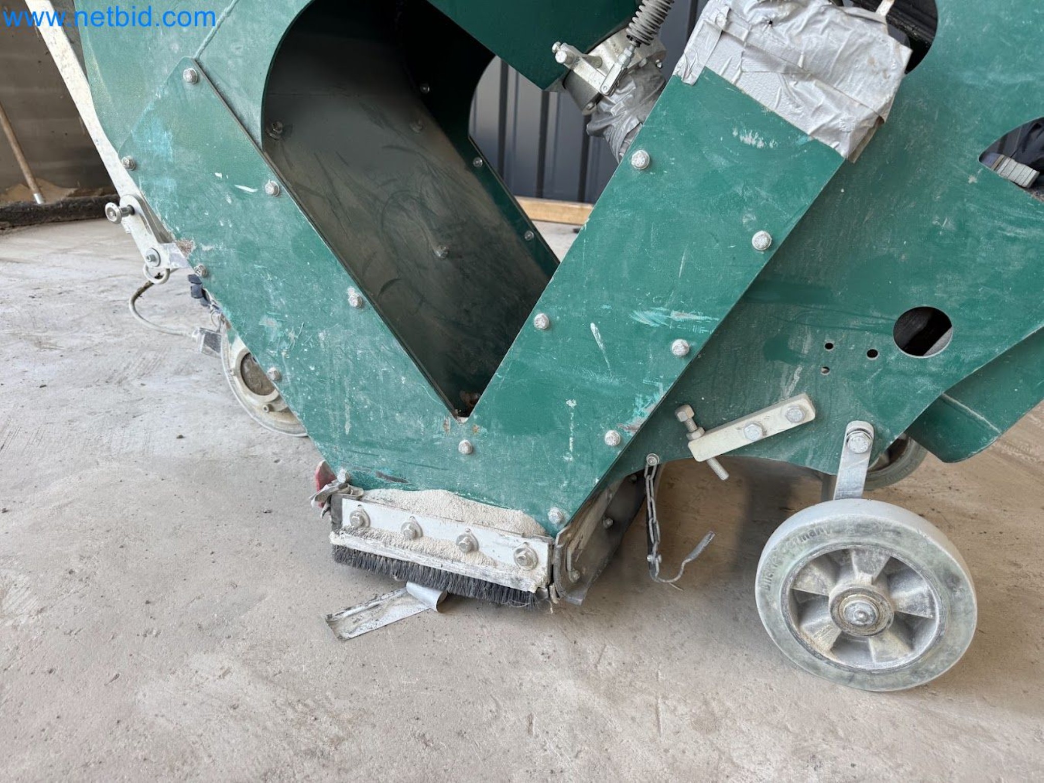 Versatile shot blasting machine with a matching extraction system-5