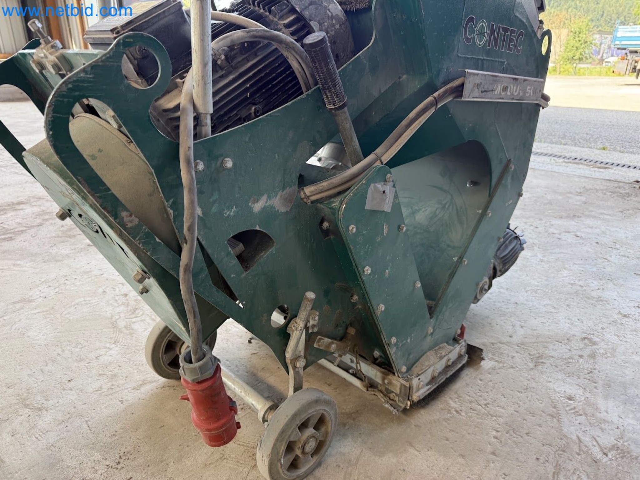 Versatile shot blasting machine with a matching extraction system-7