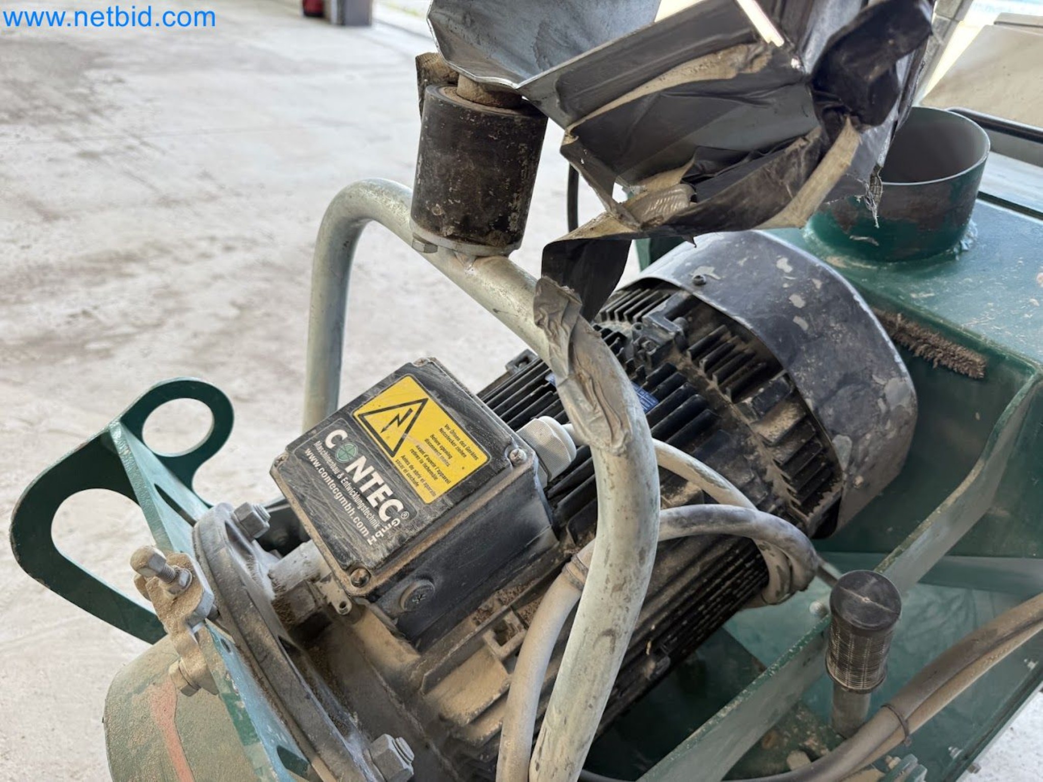 Versatile shot blasting machine with a matching extraction system-8