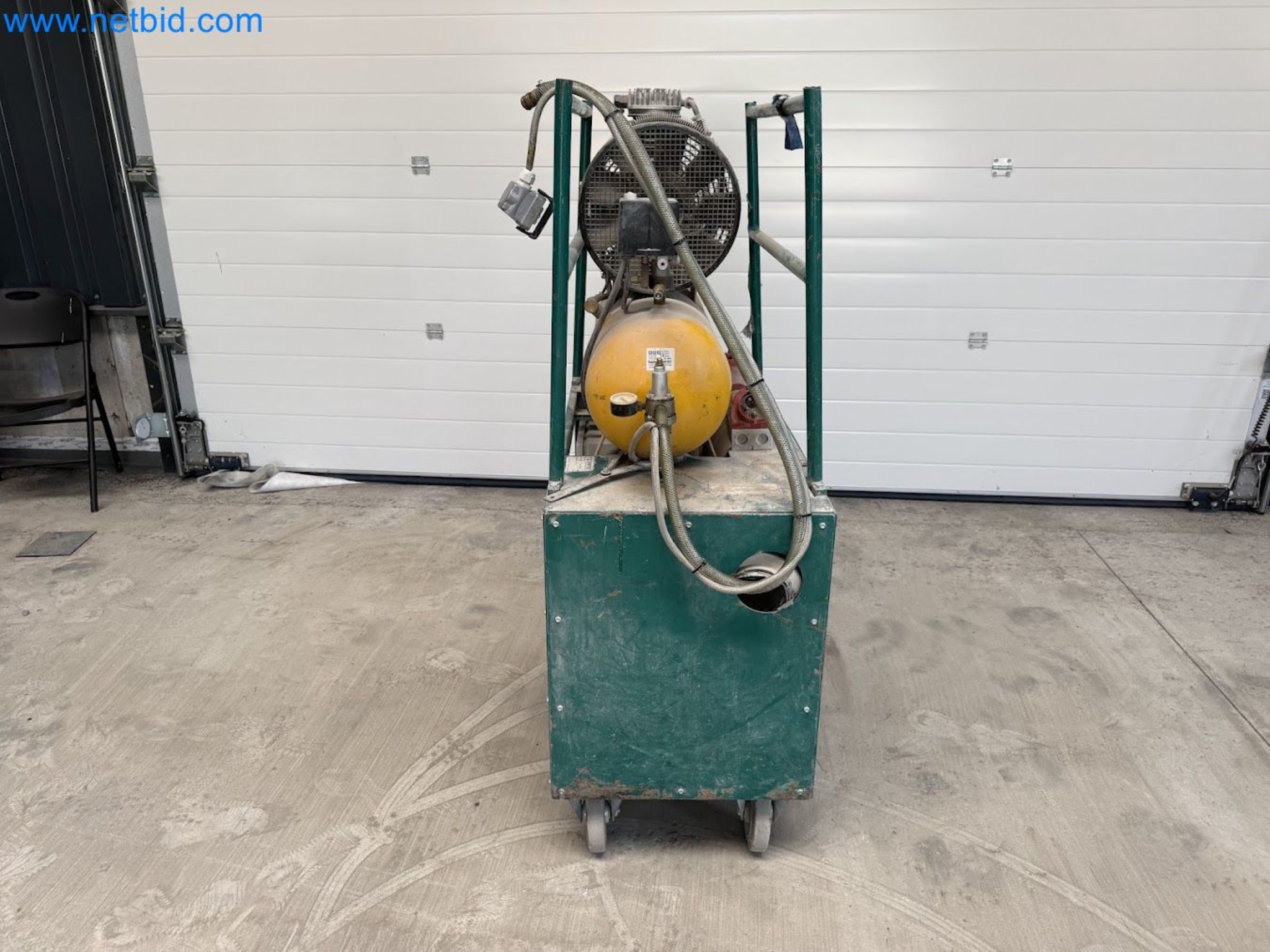 Versatile shot blasting machine with a matching extraction system-12