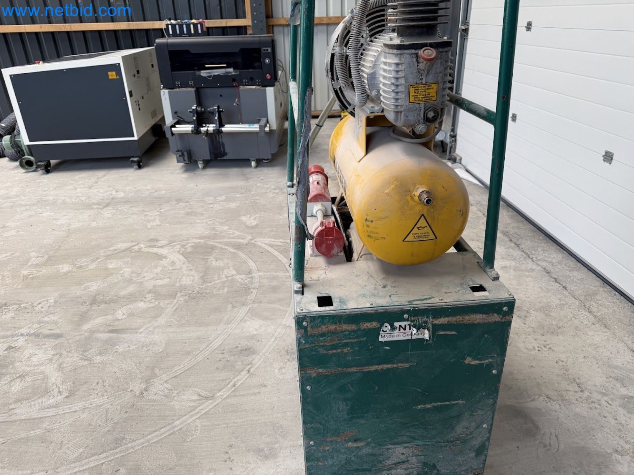 Versatile shot blasting machine with a matching extraction system-15