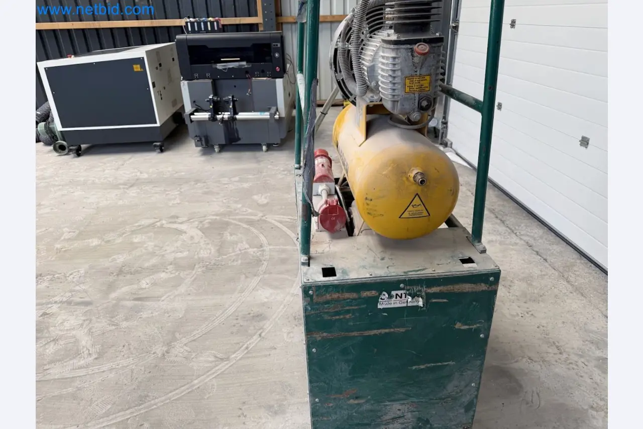 Versatile shot blasting machine with a matching extraction system-15