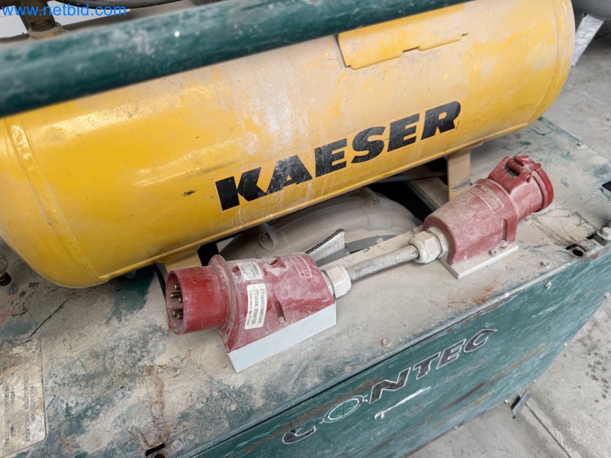 Versatile shot blasting machine with a matching extraction system-17