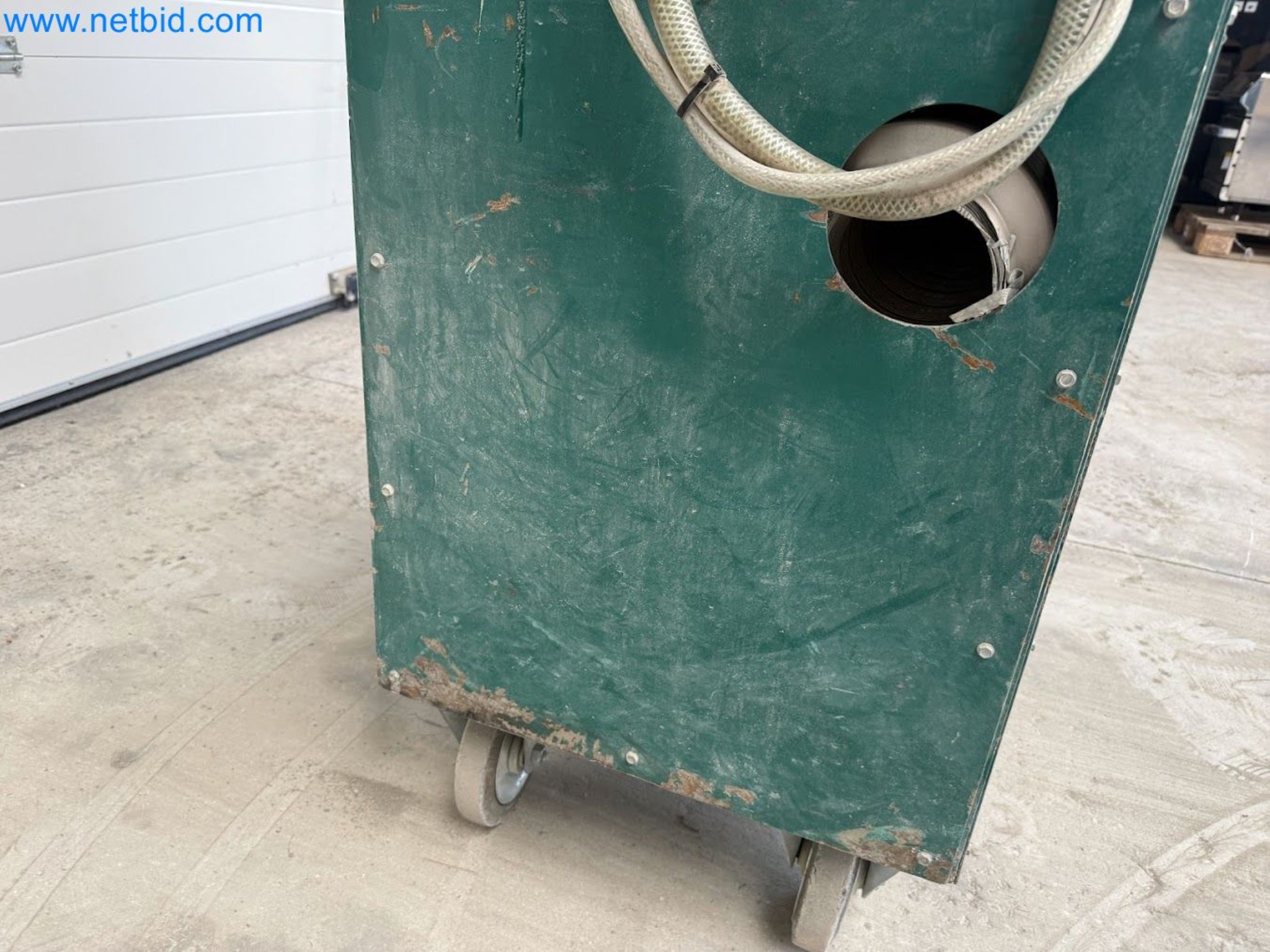 Versatile shot blasting machine with a matching extraction system-18