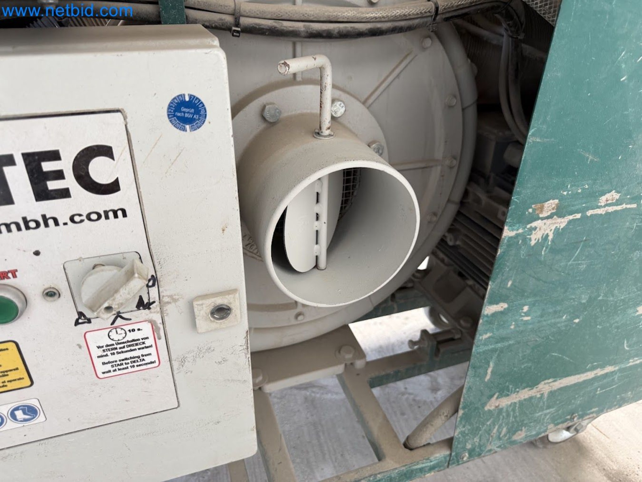 Versatile shot blasting machine with a matching extraction system-19