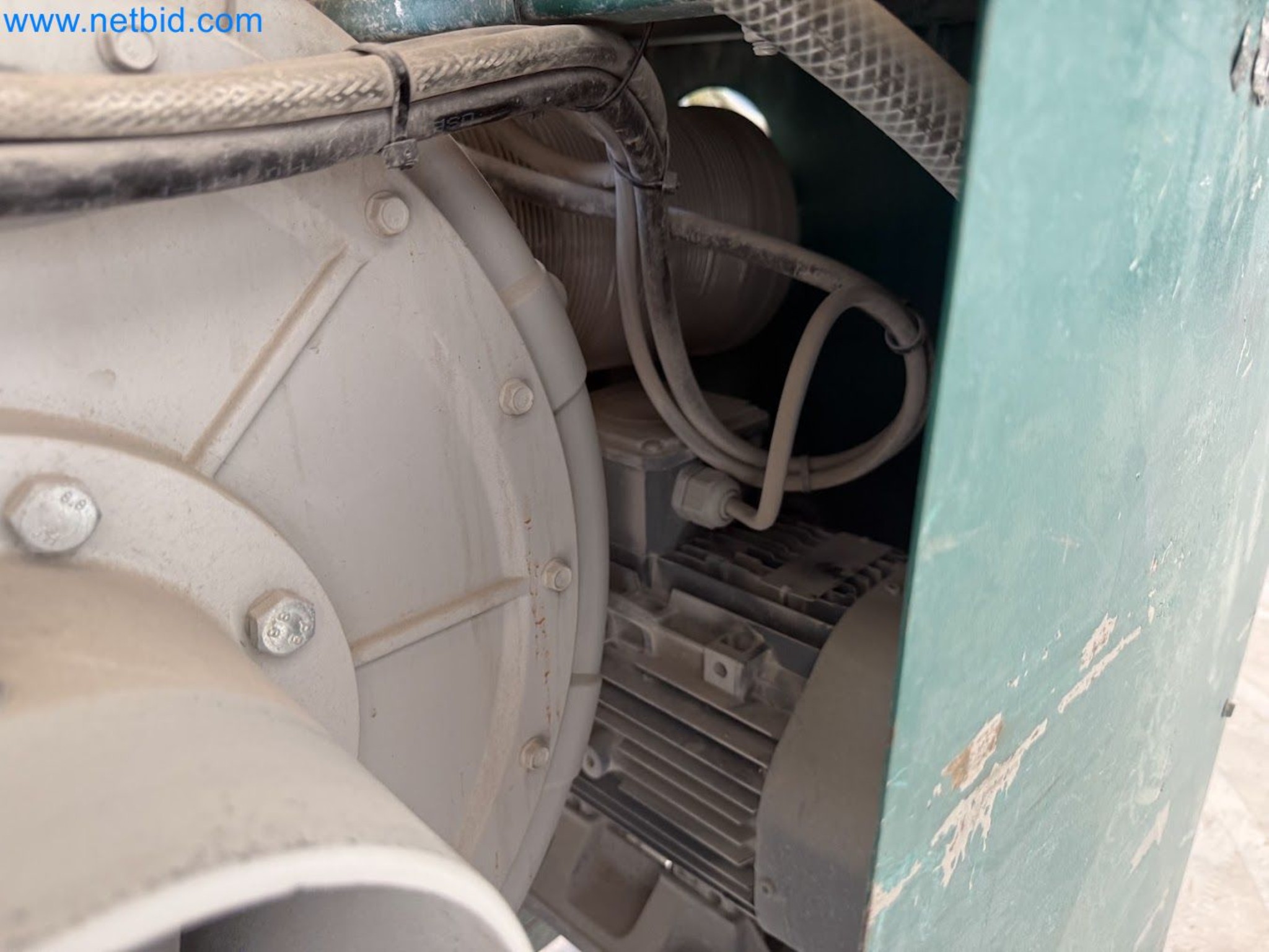 Versatile shot blasting machine with a matching extraction system-20