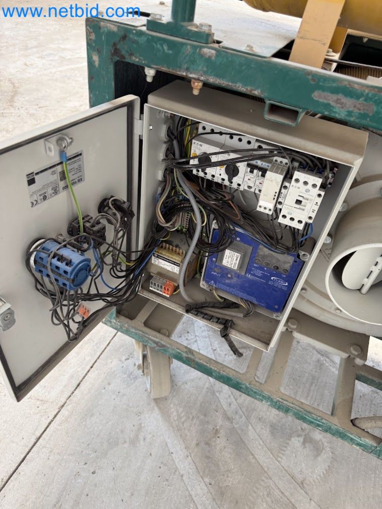 Versatile shot blasting machine with a matching extraction system-22