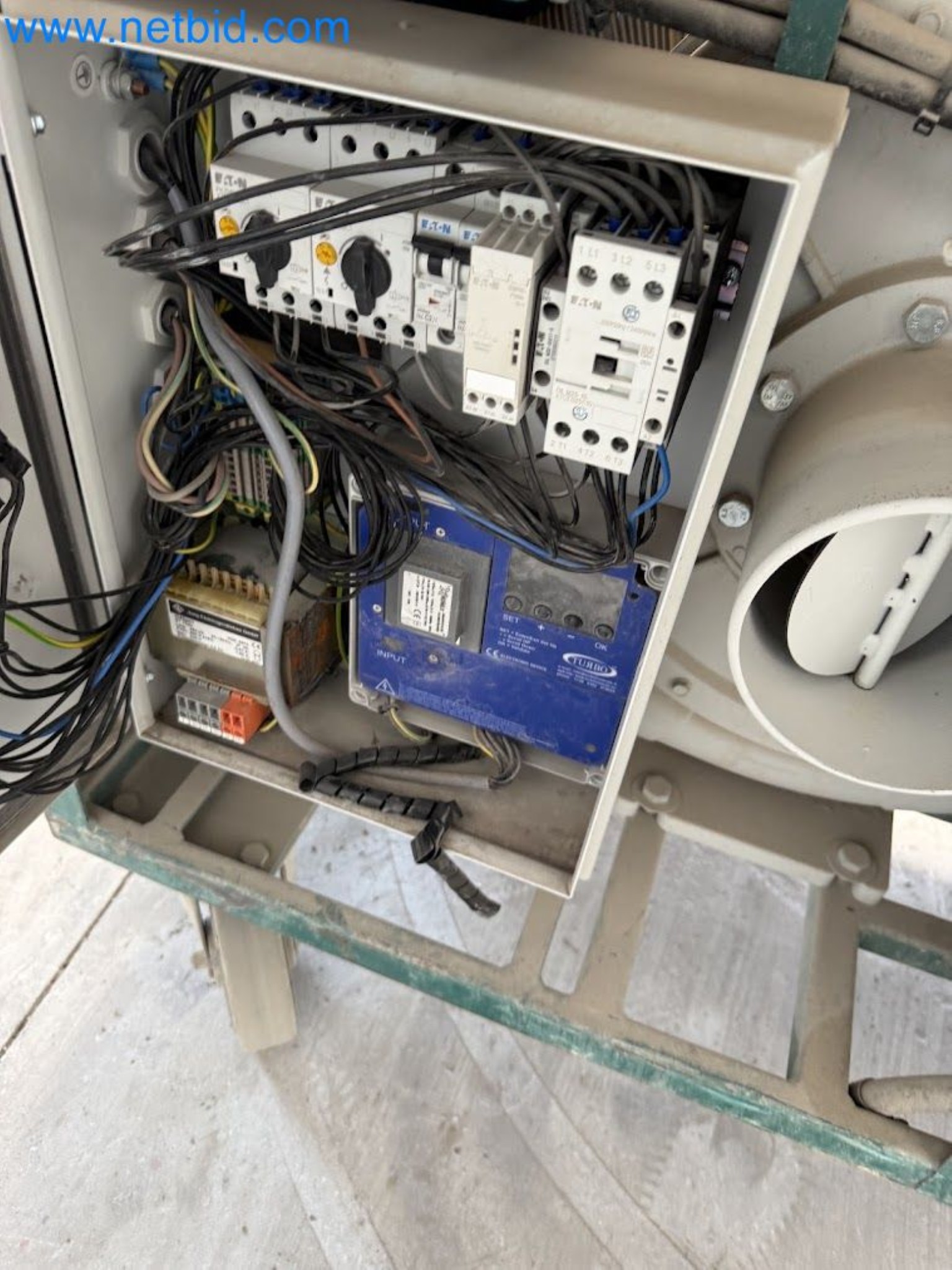 Versatile shot blasting machine with a matching extraction system-23