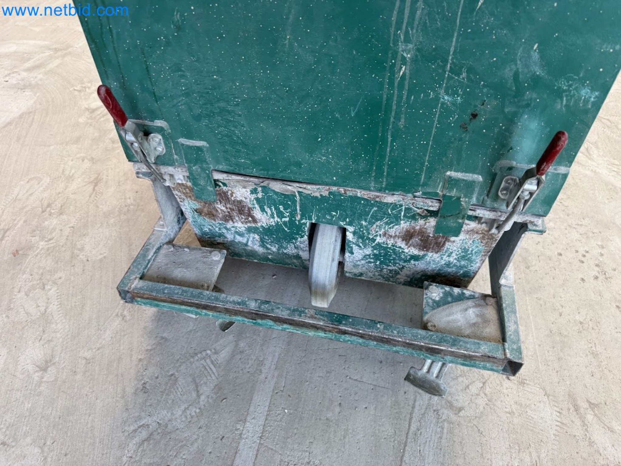 Versatile shot blasting machine with a matching extraction system-24