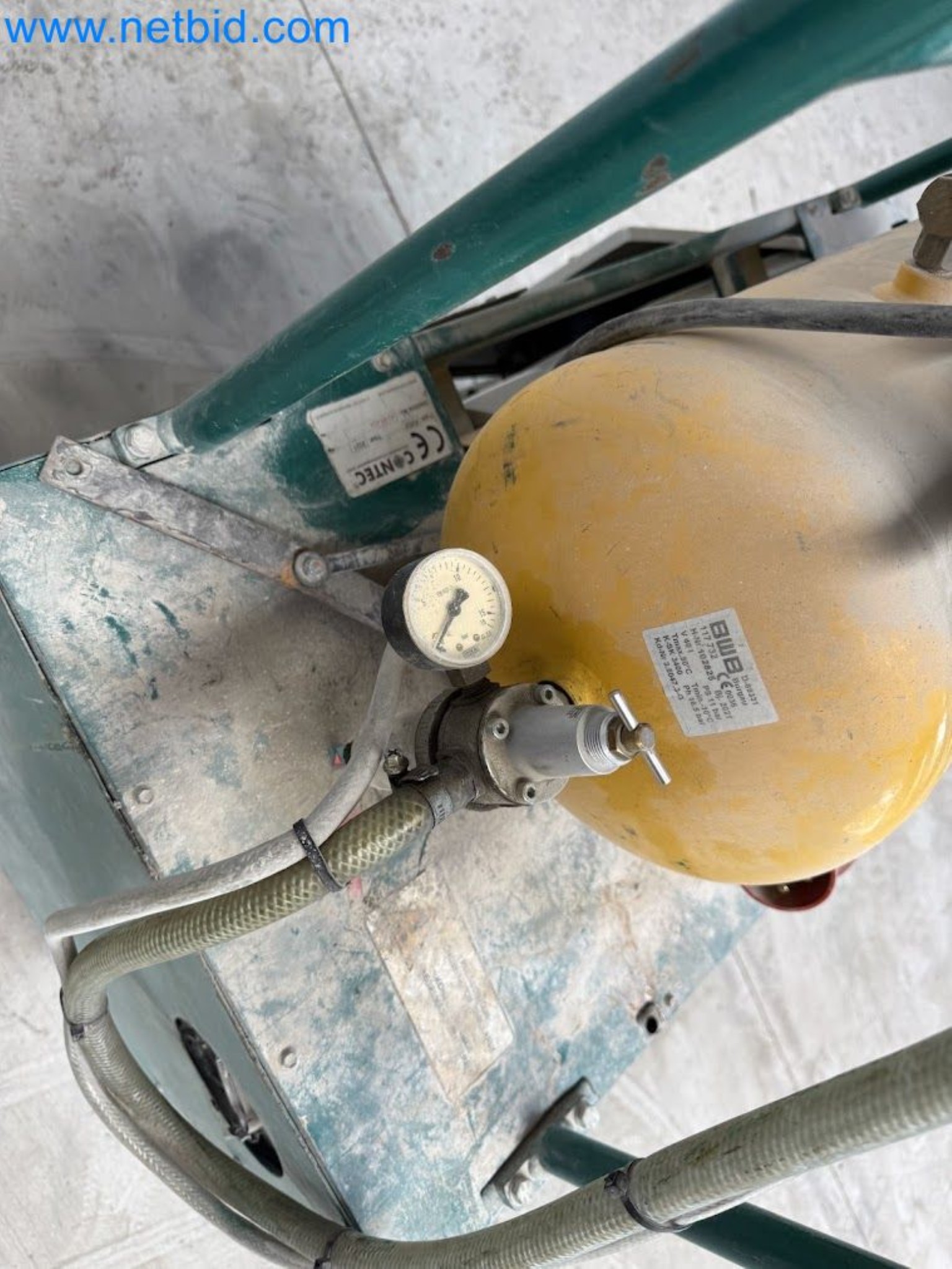 Versatile shot blasting machine with a matching extraction system-27