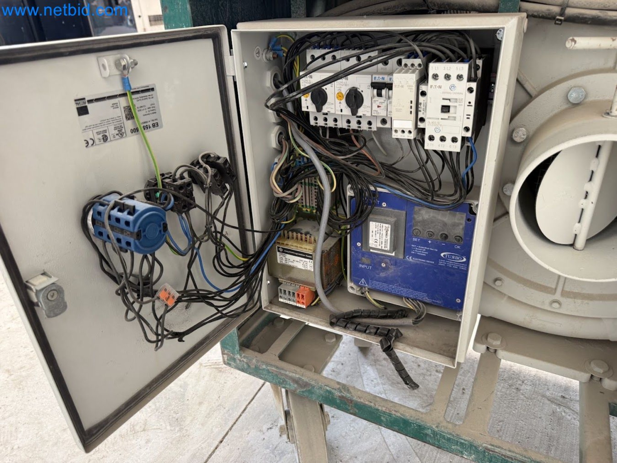 Versatile shot blasting machine with a matching extraction system-28