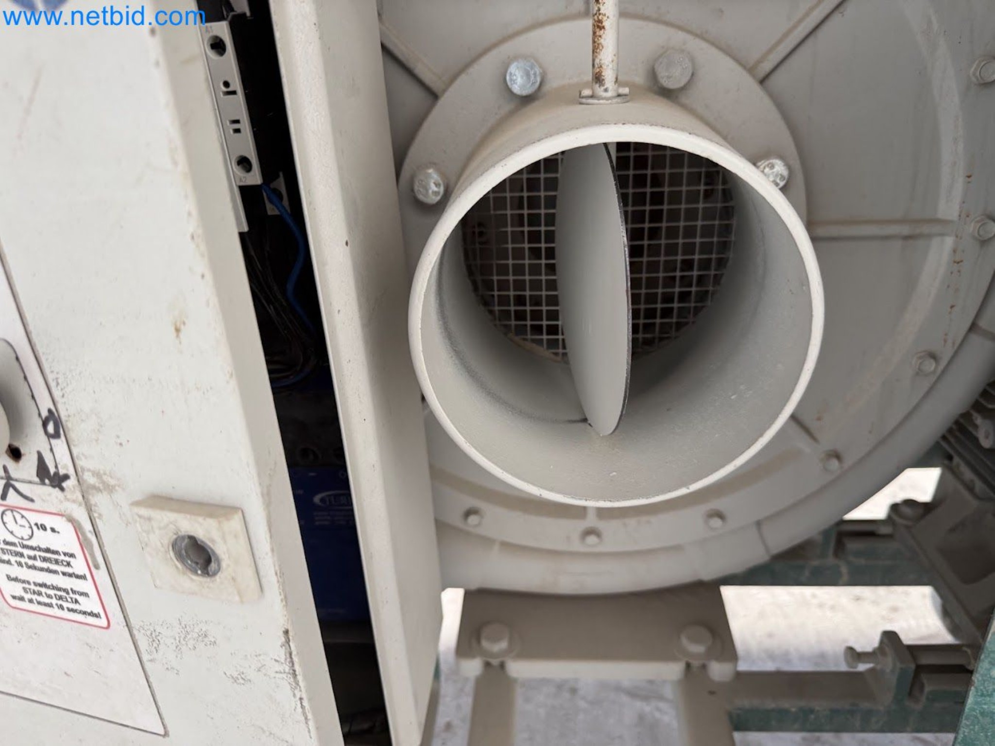 Versatile shot blasting machine with a matching extraction system-29